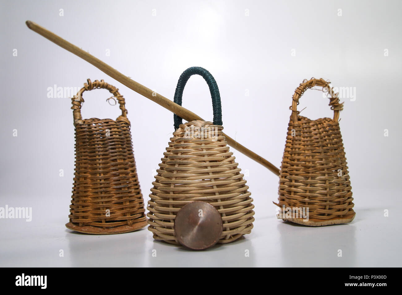 Na foto caxixi, baqueta e dobrão, utilizados para tocar o instrumento  berimbau Stock Photo - Alamy