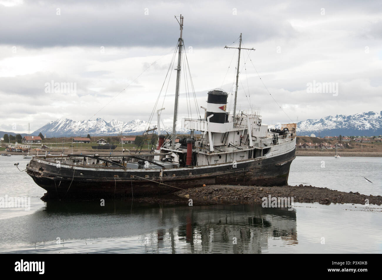 Navio St. Christopher encalhado no Canal Beagle, na cidade de