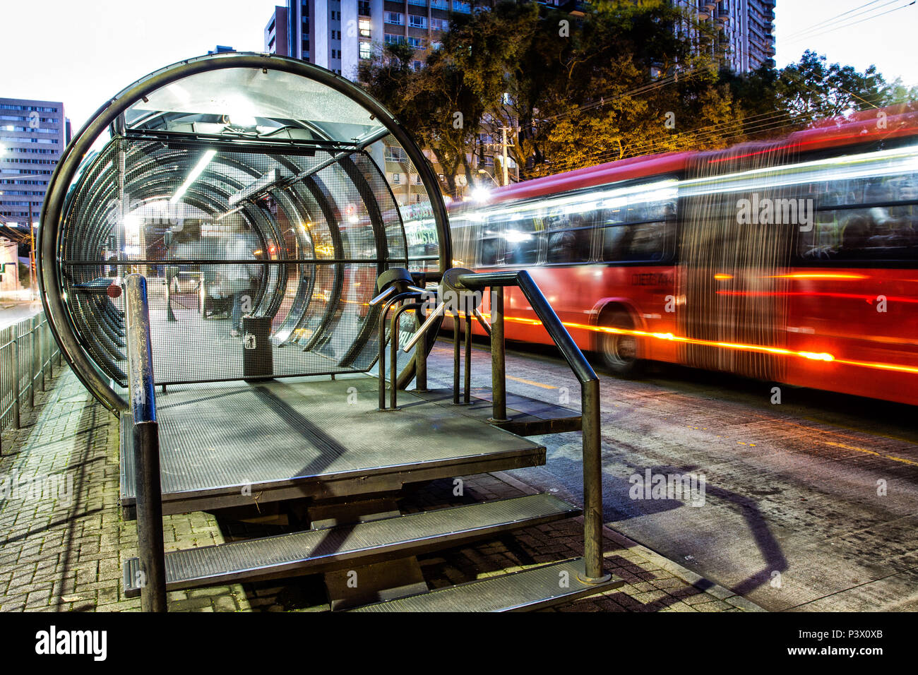 Estação tubo de ônibus, pontos de parada de ônibus em forma de tubo da Rede  Integrada de Transporte da Grande Curitiba (PR Stock Photo - Alamy