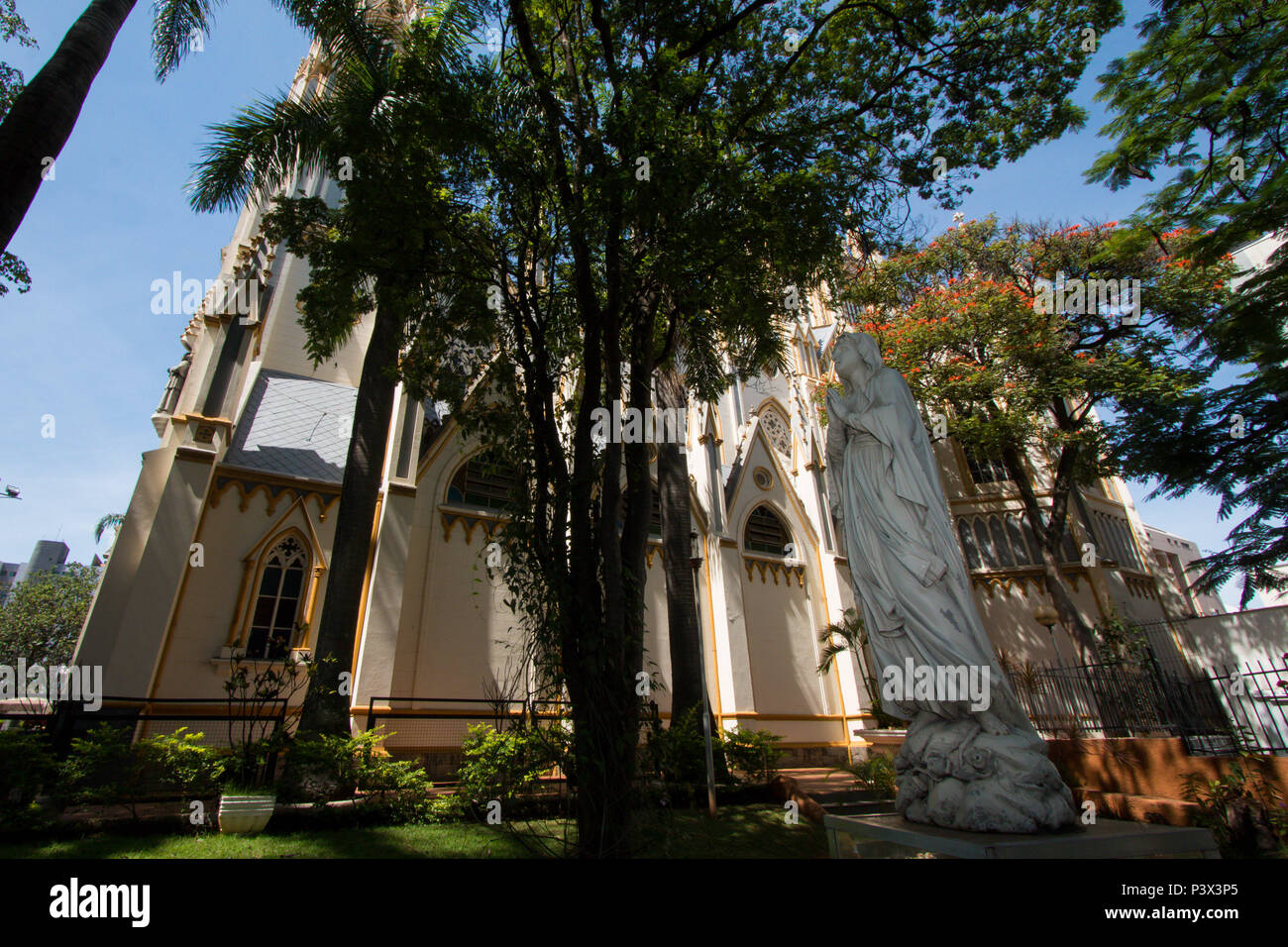 Imagem de Nossa Senhora de Lourdes em um jardim externo da Basílica Nossa Senhora de Lurdes, que Imagem de Nossa Senhora de Lourdes em um jardim externo da Basílica Nossa Senhora de Lurdes, que