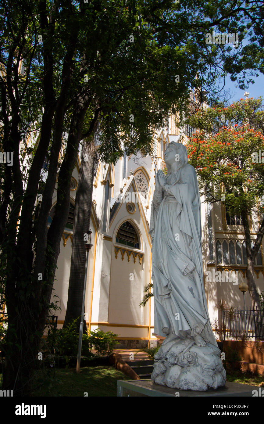 Imagem de Nossa Senhora de Lourdes em um jardim externo da Basílica Nossa Senhora de Lurdes, que Imagem de Nossa Senhora de Lourdes em um jardim externo da Basílica Nossa Senhora de Lurdes, que