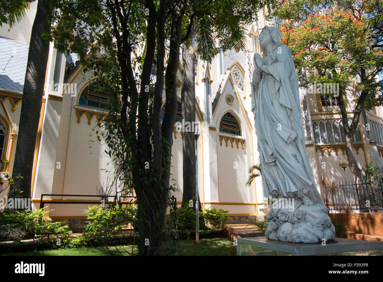 Imagem de Nossa Senhora de Lourdes em um jardim externo da Basílica Nossa Senhora de Lurdes, que Imagem de Nossa Senhora de Lourdes em um jardim externo da Basílica Nossa Senhora de Lurdes, que