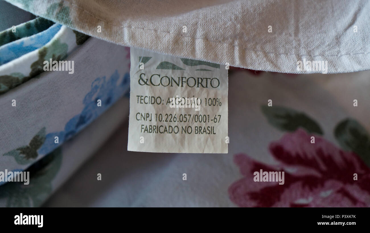 Etiqueta indicando tecido com composição 100% algodão em lençol Stock Photo  - Alamy