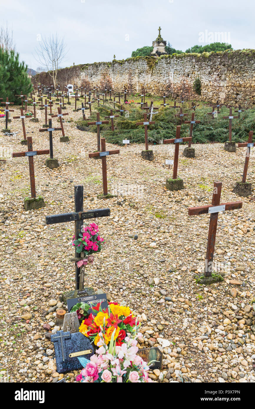 Cadillac, Girond, Nouvelle-Aquitaine, France.  Cemetery of the Forgotten sometimes known as Cemetery of the Insane. (Cimetière des Oubliés. Cimetière  Stock Photo