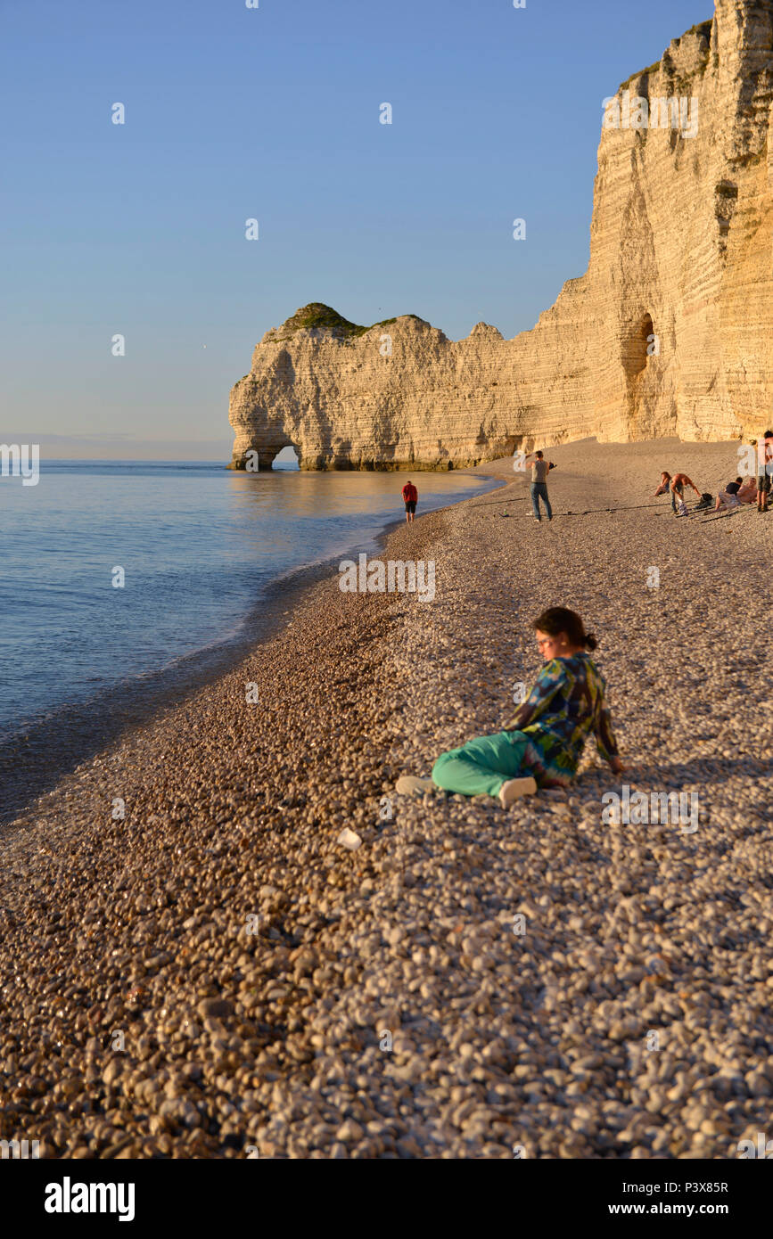 Etretat (northern France), town along the 'Cote d'Albatre' (Norman coast), in the area called 'pays de Caux'. Pebble beach with the arch 'Porte dÕAmon Stock Photo
