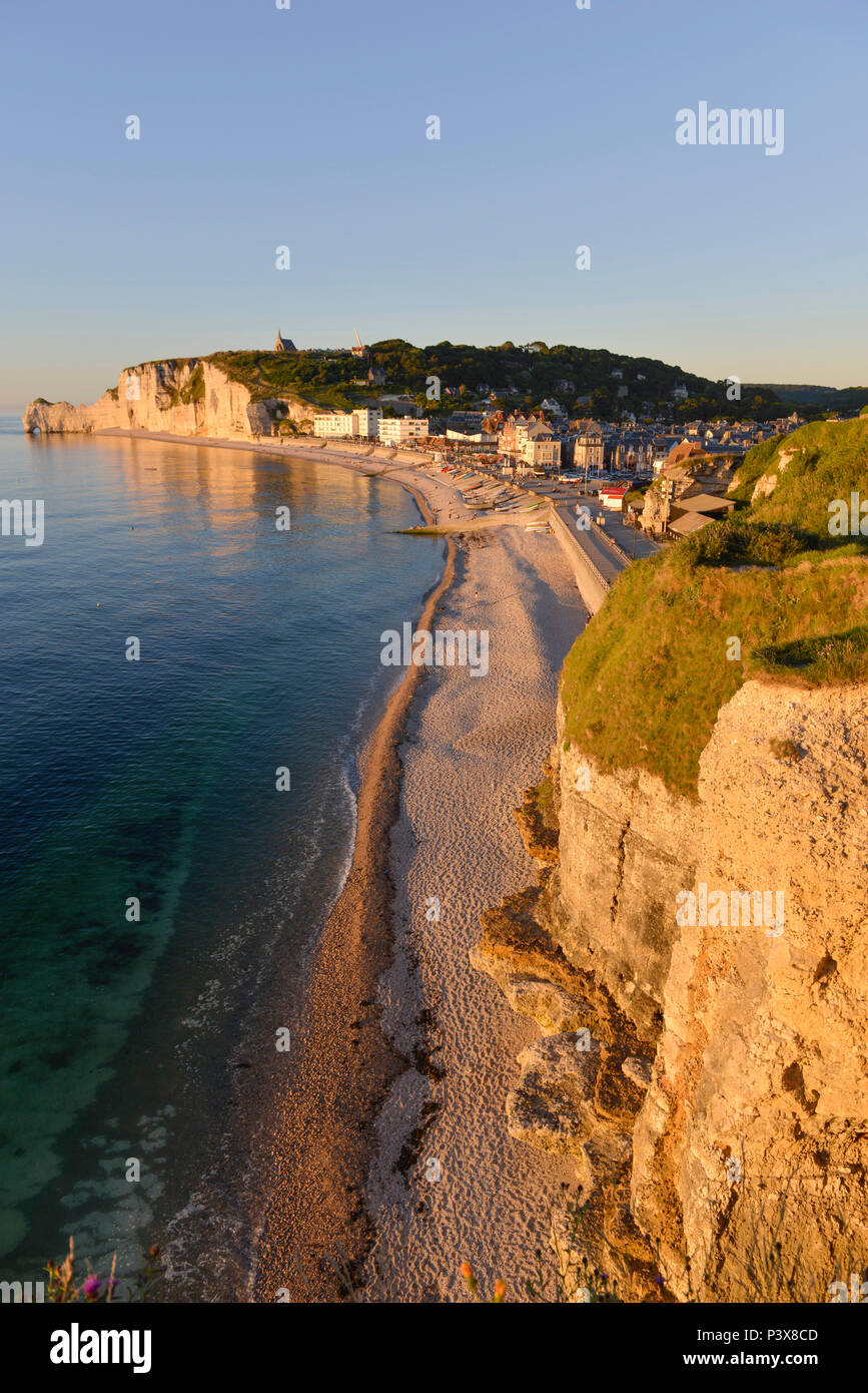 Etretat (northern France), town along the 'Cote d'Albatre' (Norman coast), in the area called 'pays de Caux'. Pebble beach wit the city and the cliffs Stock Photo