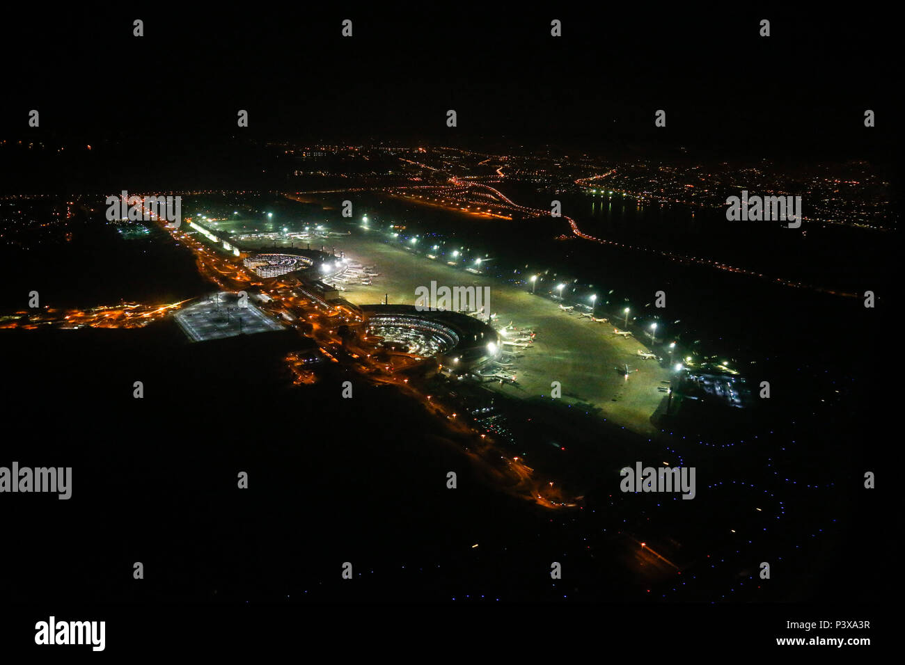 Vista aérea noturna do Aeroporto Tom Jobim - Internacional do Galeão do Rio  de Janeiro Stock Photo - Alamy