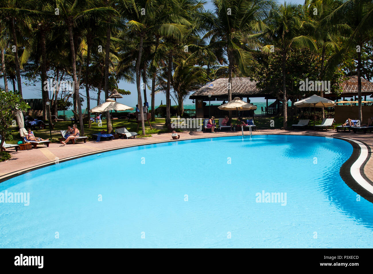 Swimmingpool im Saigon Mui NeResort, Mui Ne, Vietnam Stock Photo Alamy
