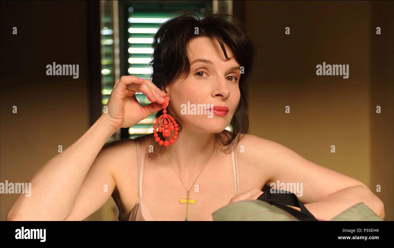 Original Film Title: COPIE CONFORME. English Title: CERTIFIED COPY. Film  Director: ABBAS KIAROSTAMI. Year: 2010. Stars: JULIETTE BINOCHE. Credit:  MK2 PRODUCTIONS / Album Stock Photo - Alamy, image size:1300x818