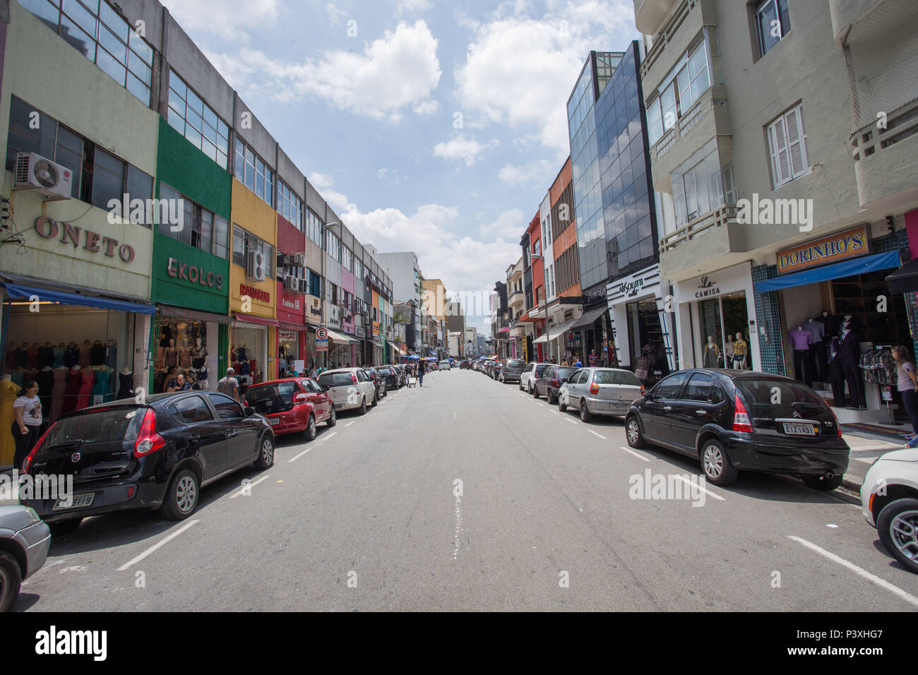 Na foto produzida nesta sexta-feira (10) movimentação na famosa rua de ...