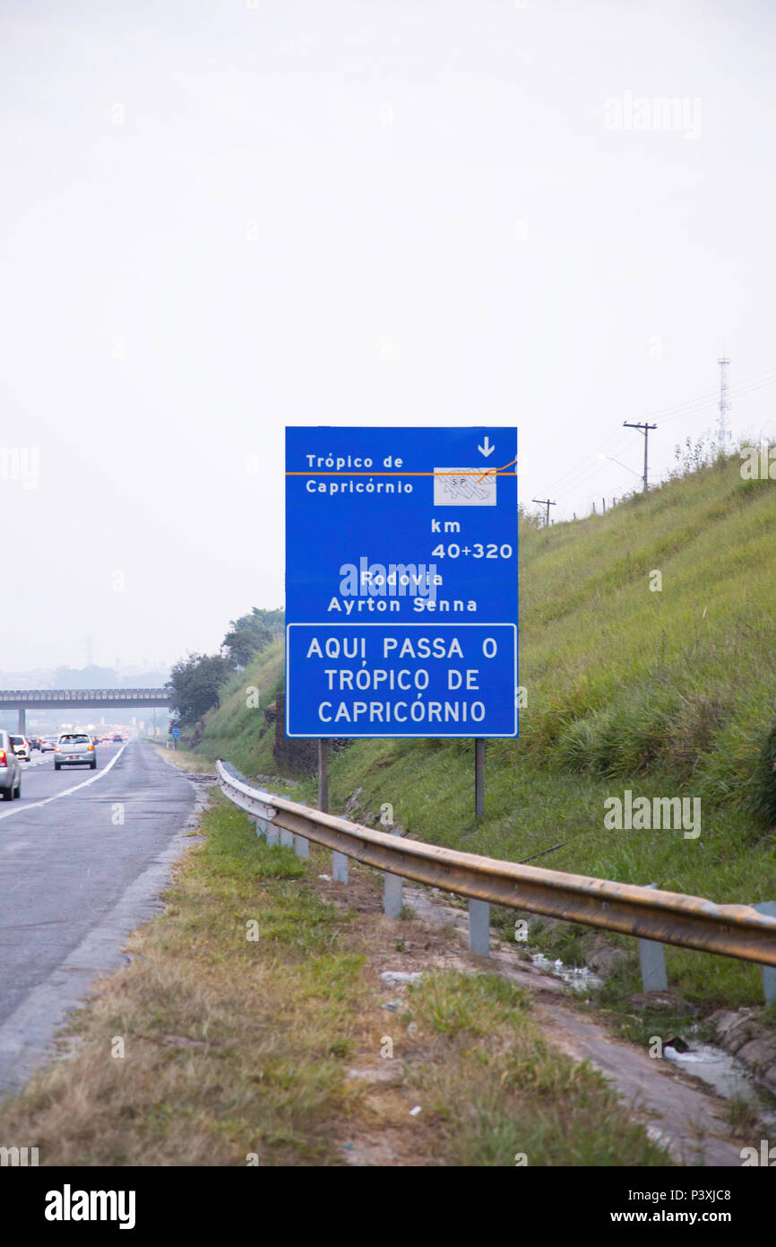 Placa indicando passagem do Trópico de Capricórnio na Rodovia Ayrton Senna altura do KM 40. Stock Photo