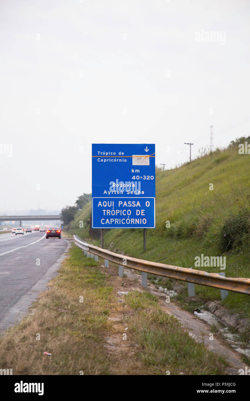 Placa indicando passagem do Trópico de Capricórnio na Rodovia Ayrton Senna altura do KM 40. Stock Photo