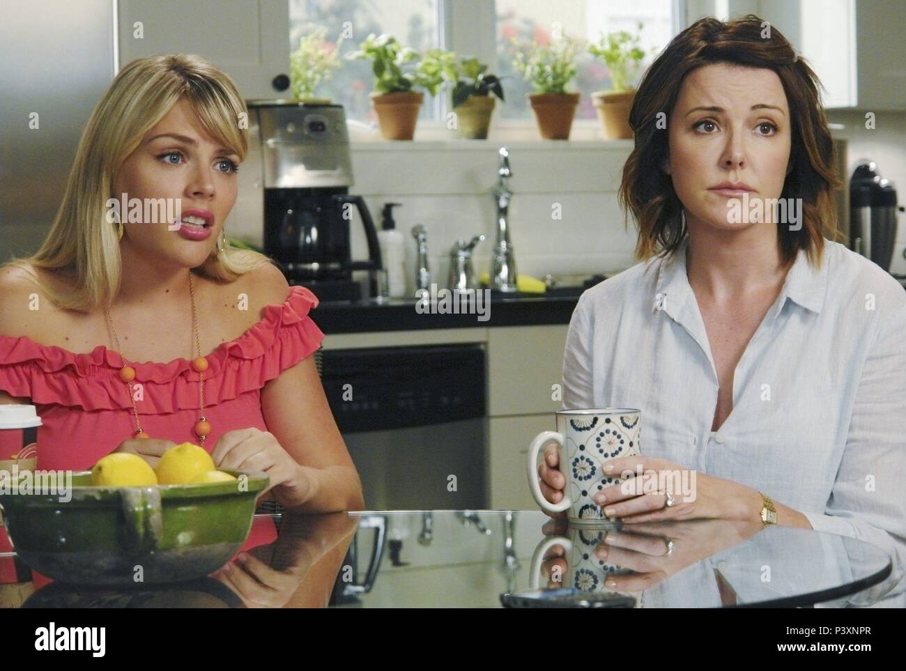 Original Film Title: COUGAR TOWN-TV.  English Title: COUGAR TOWN.  Year: 2009.  Stars: CHRISTA MILLER; BUSY PHILIPPS. Credit: DOOZER/COQUETTE PRODUCTIONS/ABC STUDIOS / Album Stock Photo