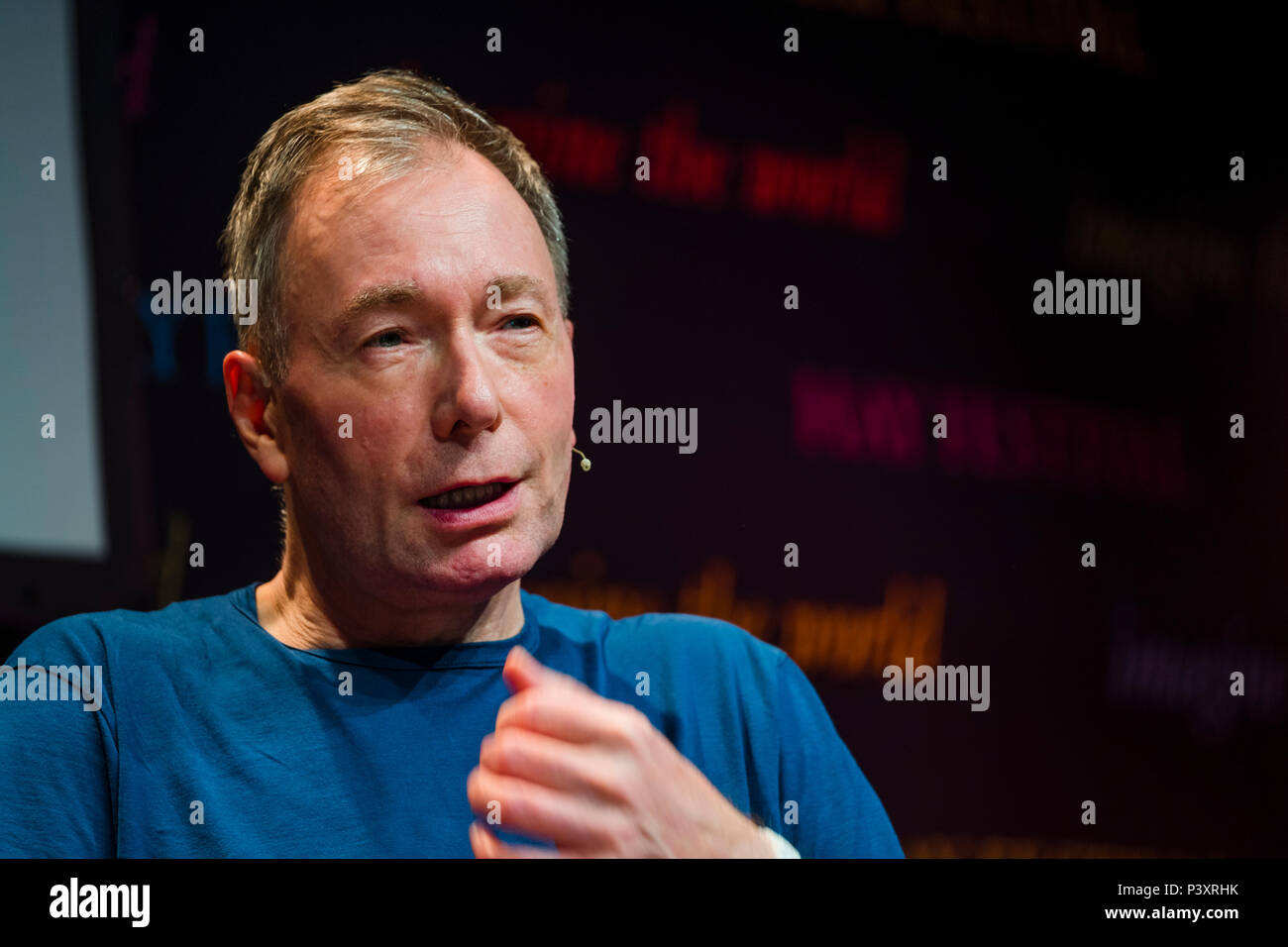 журналист на английском. английский журналист. честная журналистика. счастливый журналист. беседа журналист.