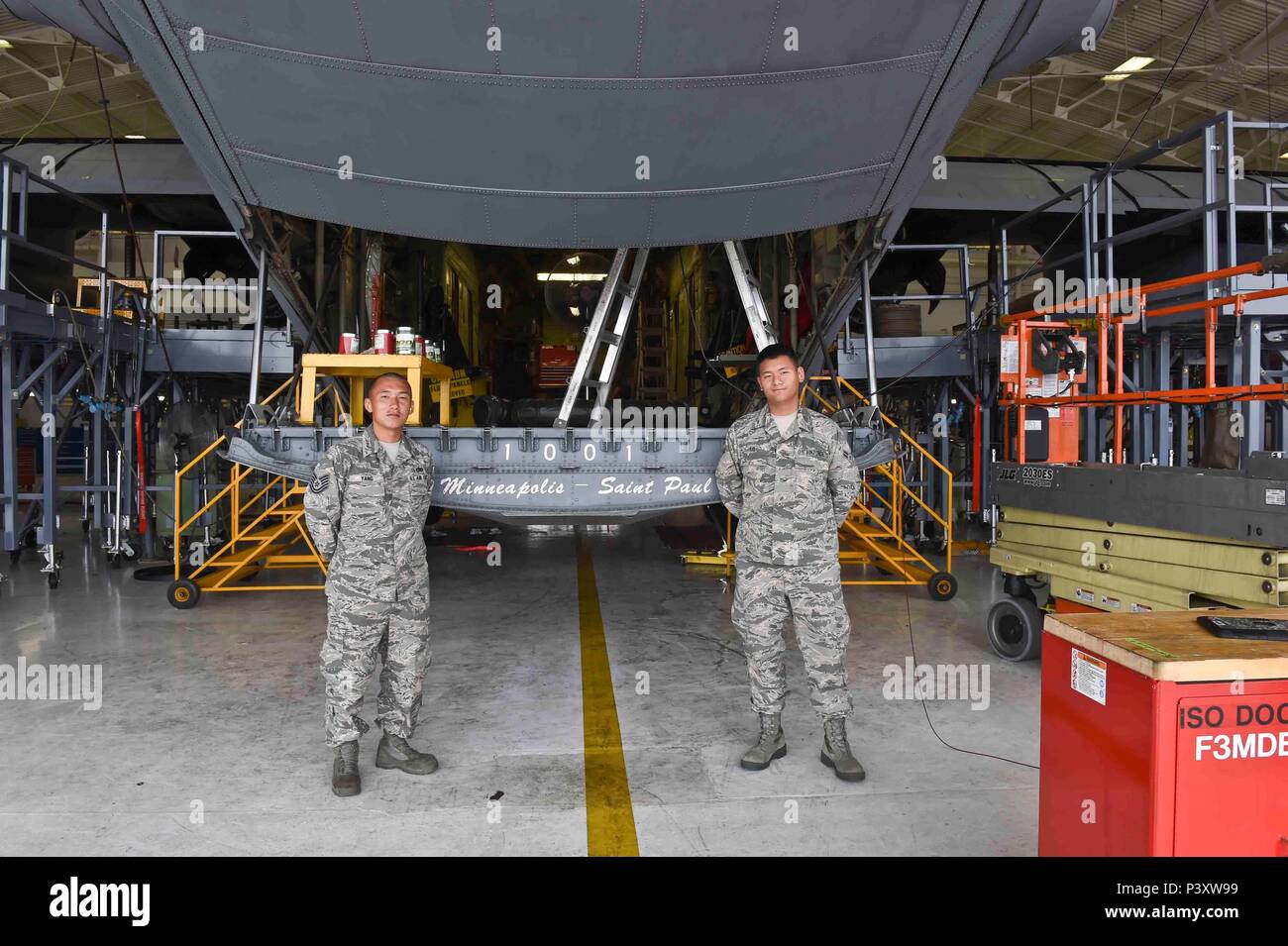 Tech Sgt Soua Yang And Airman First Class Andrew Ming Lo Of The 133rd Airlift Wing Stock Photo Alamy alamy