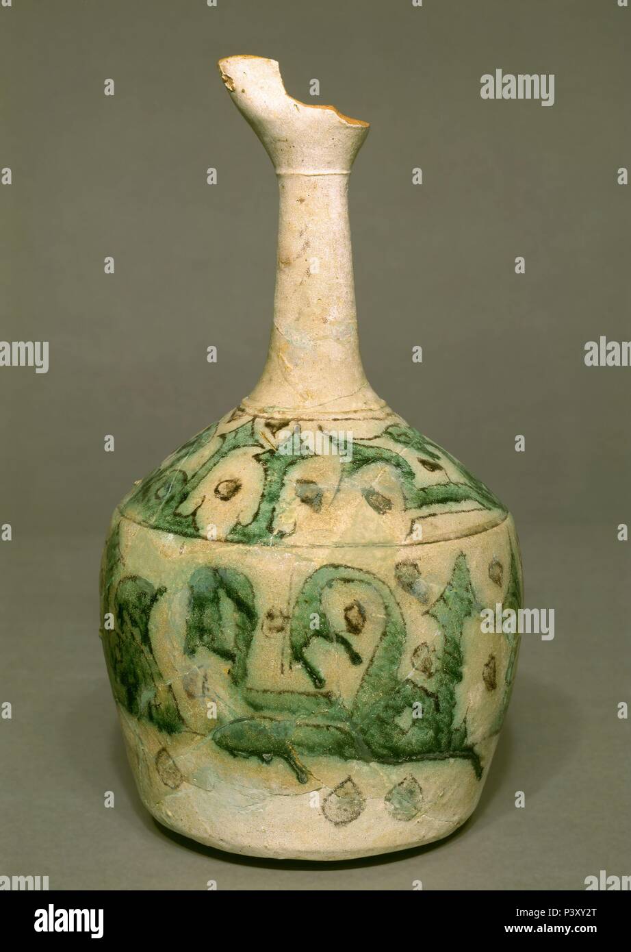 REDOMA CALIFAL EN VERDE Y MANGANESO CON DECORACION CUFICA - SIGLO X -  CERAMICA OMEYA PROCEDENTE DE MEDINA AZAHARA. Location: MUSEO  ARQUEOLOGICO-COLECCION, CORDOBA, SPAIN Stock Photo - Alamy