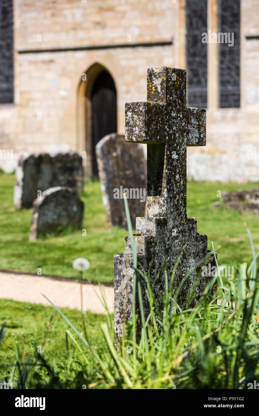 Old fashioned headstone hi-res stock photography and images - Alamy