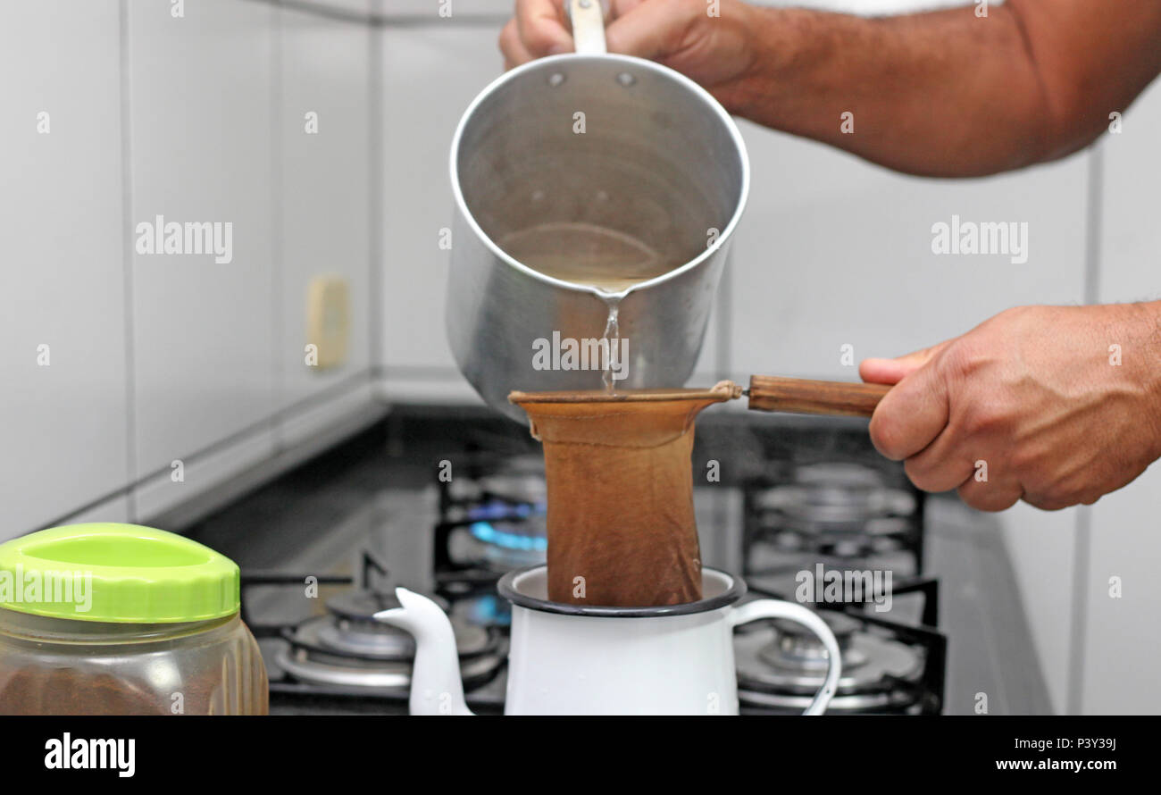 Preparo de café em coador de pano Stock Photo - Alamy