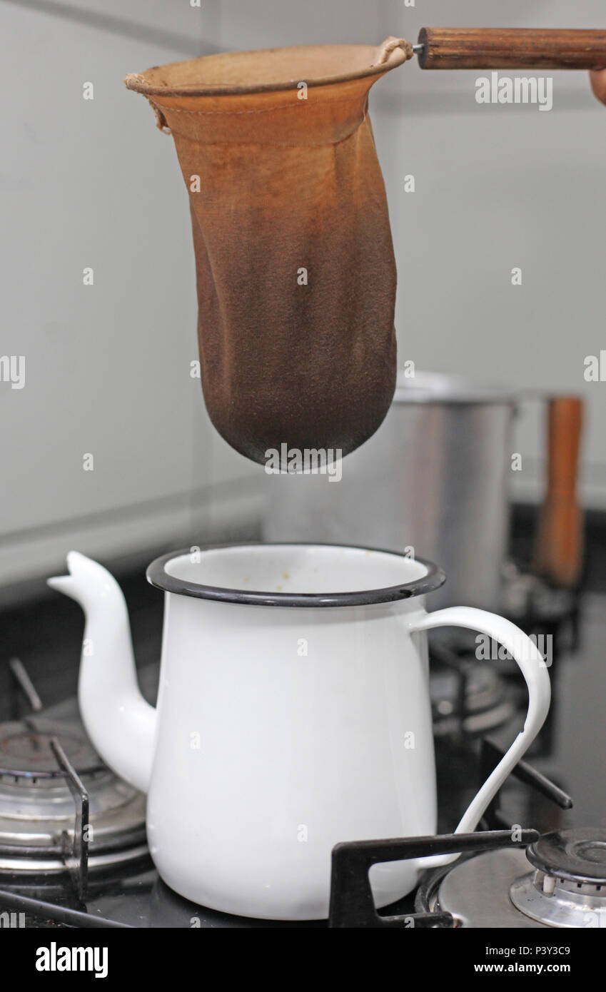Preparo de café em coador de pano Stock Photo - Alamy