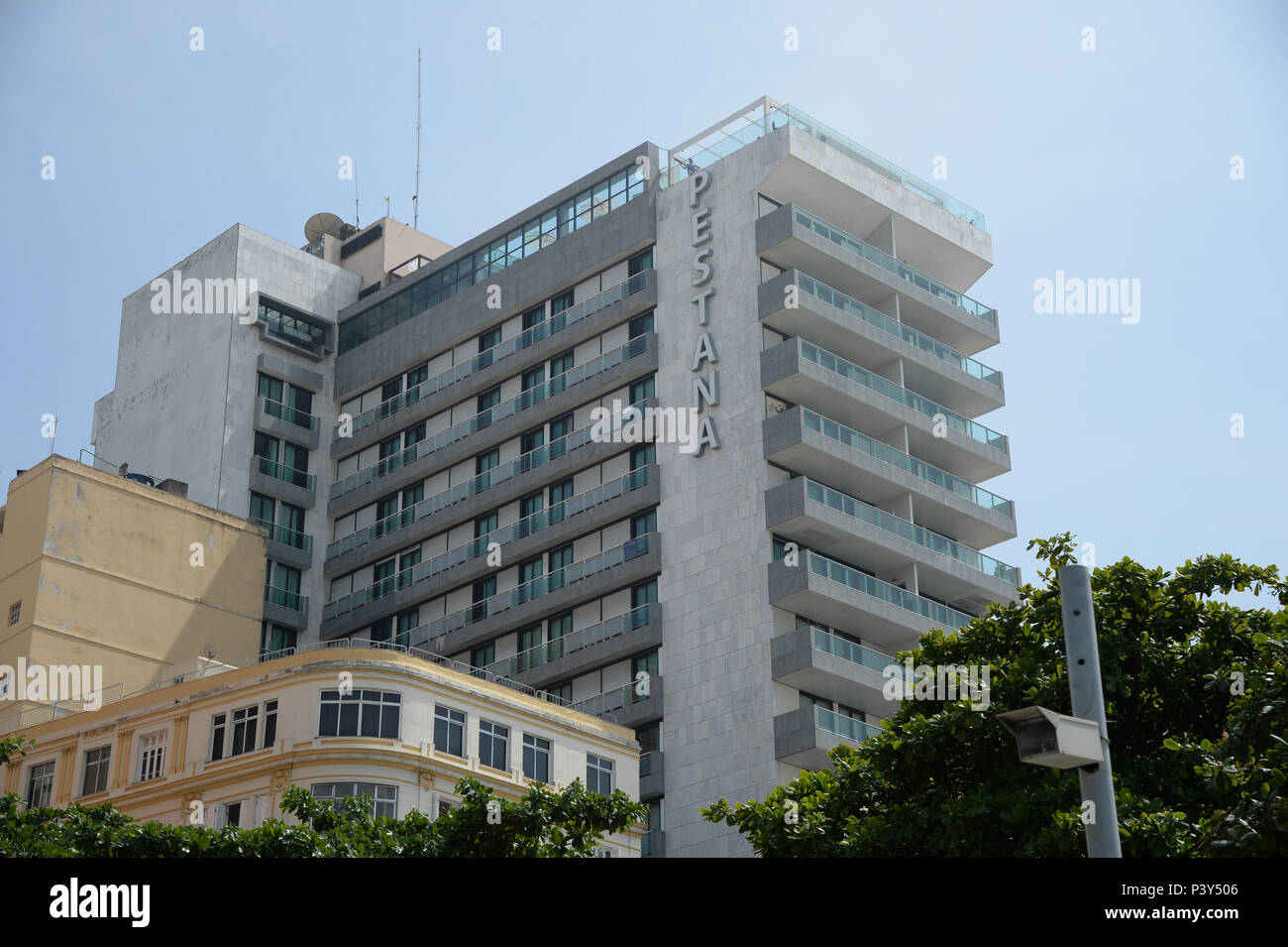 Fachada do Hotel Pestana na praia de Copacabana no Rio de Janeiro, RJ ...