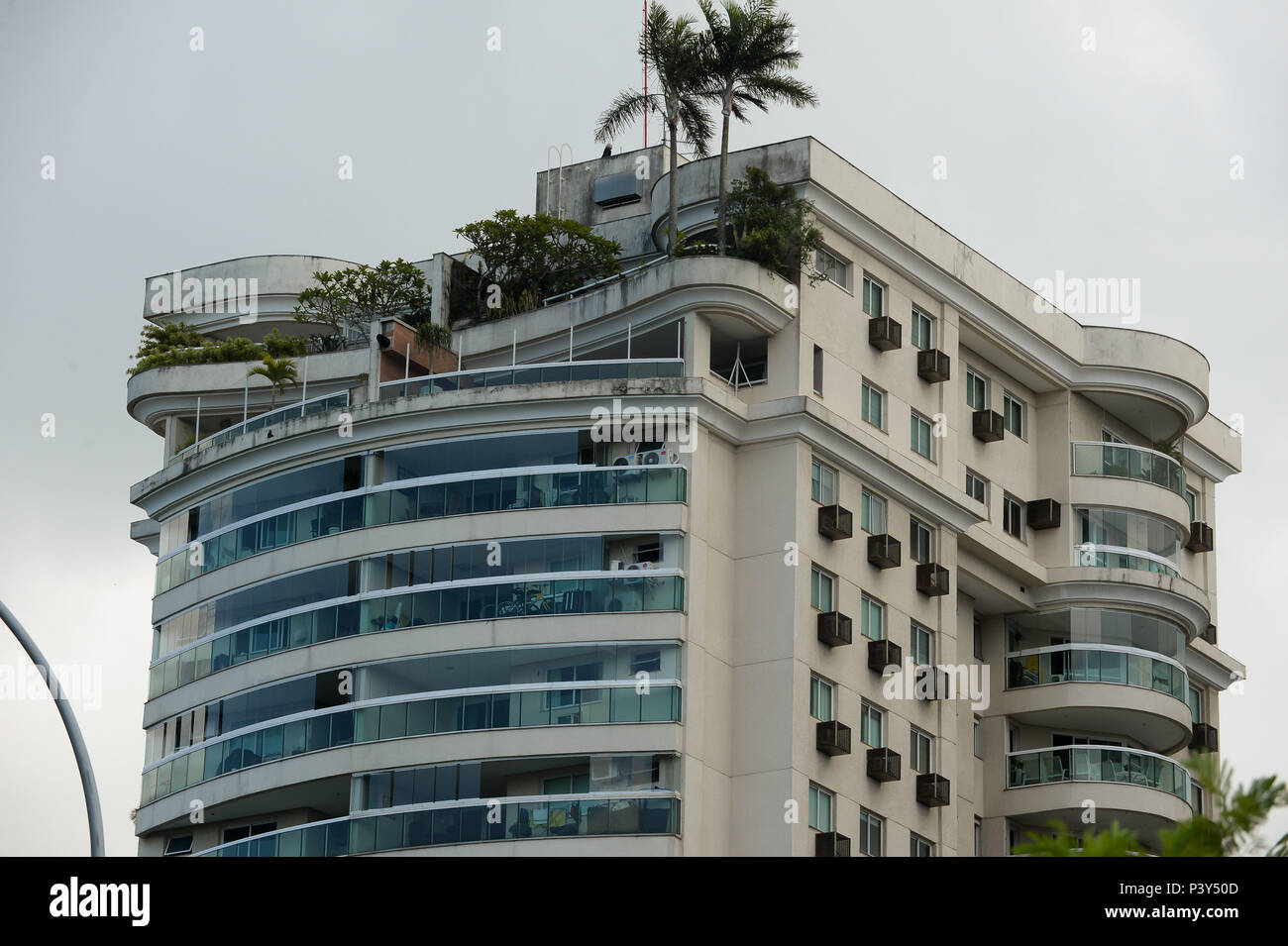 Prédio de apartamento de luxo com árvores grandes na cobertura na Barra