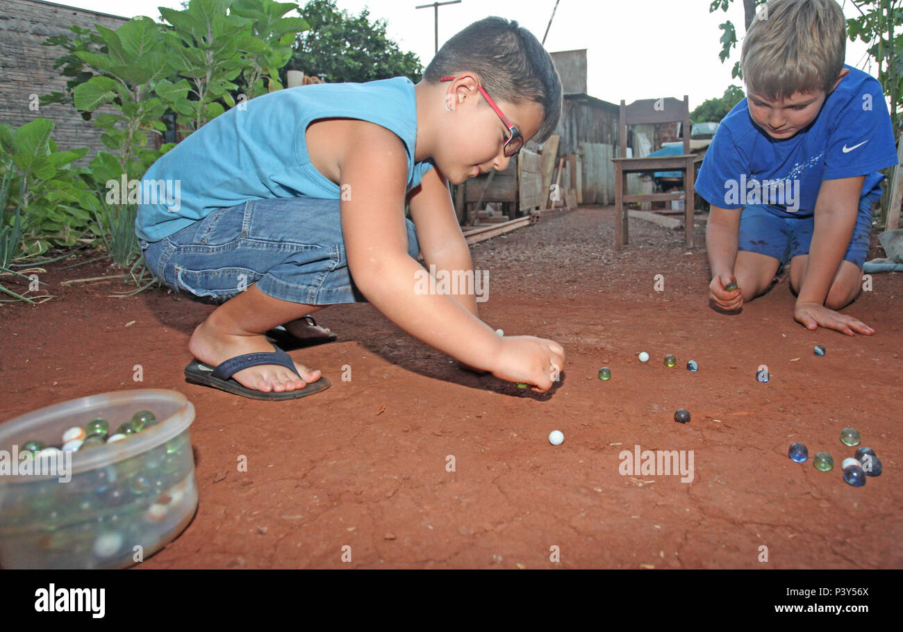 Apesar de toda a tecnologia disponível e de fácil acesso em Campo Mourão,  na Região Centro-Oeste do Paraná, o jogo de bolinha de gude ainda fascina  crianças do interior. Na foto, os