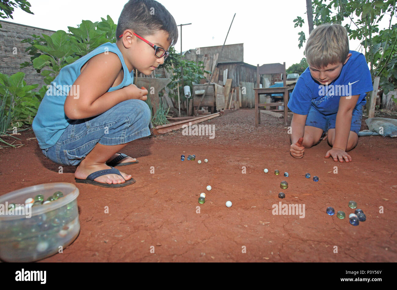 Apesar de toda a tecnologia disponível e de fácil acesso em Campo Mourão,  na Região Centro-Oeste do Paraná, o jogo de bolinha de gude ainda fascina  crianças do interior. Na foto, os