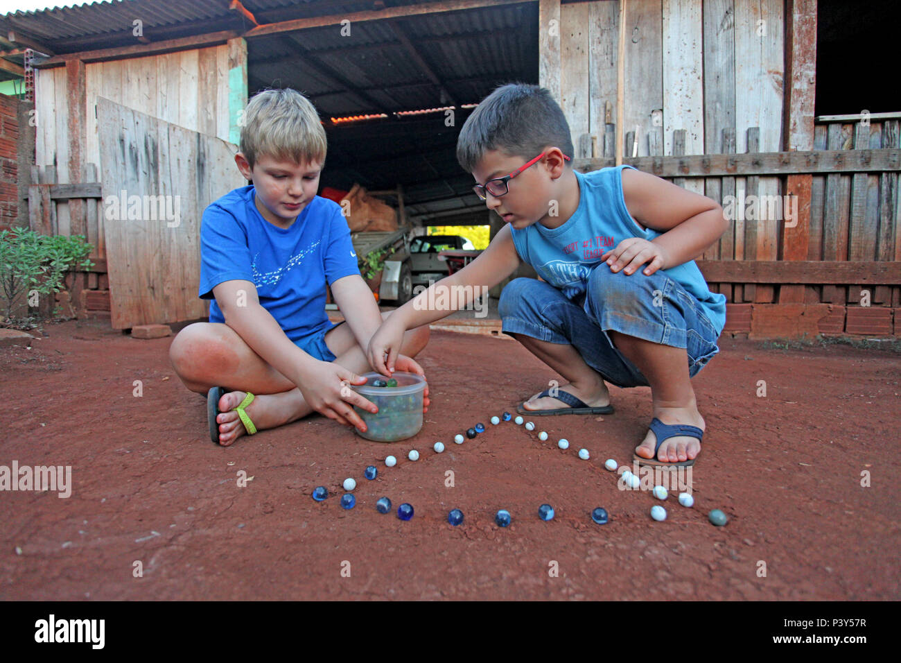 Apesar de toda a tecnologia disponível e de fácil acesso em Campo Mourão,  na Região Centro-Oeste do Paraná, o jogo de bolinha de gude ainda fascina  crianças do interior. Na foto, os