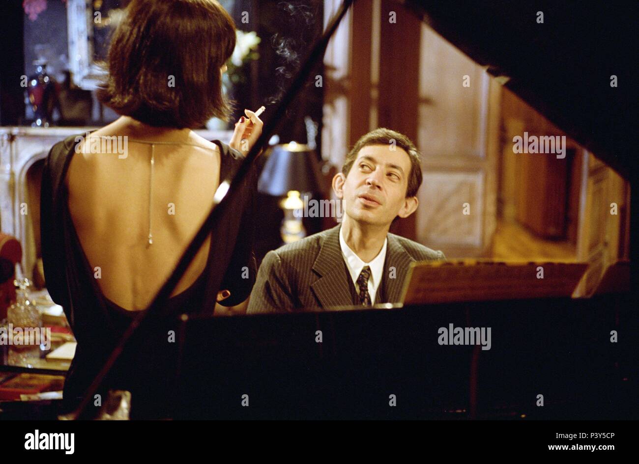 Original Film Title: GAINSBOURG [VIE HEROIQUE].  English Title: GAINSBOURG [VIE HEROIQUE].  Film Director: JOANN SFAR.  Year: 2010.  Stars: LUCY GORDON; ERIC ELMOSNINO. Credit: CANAL + / Album Stock Photo