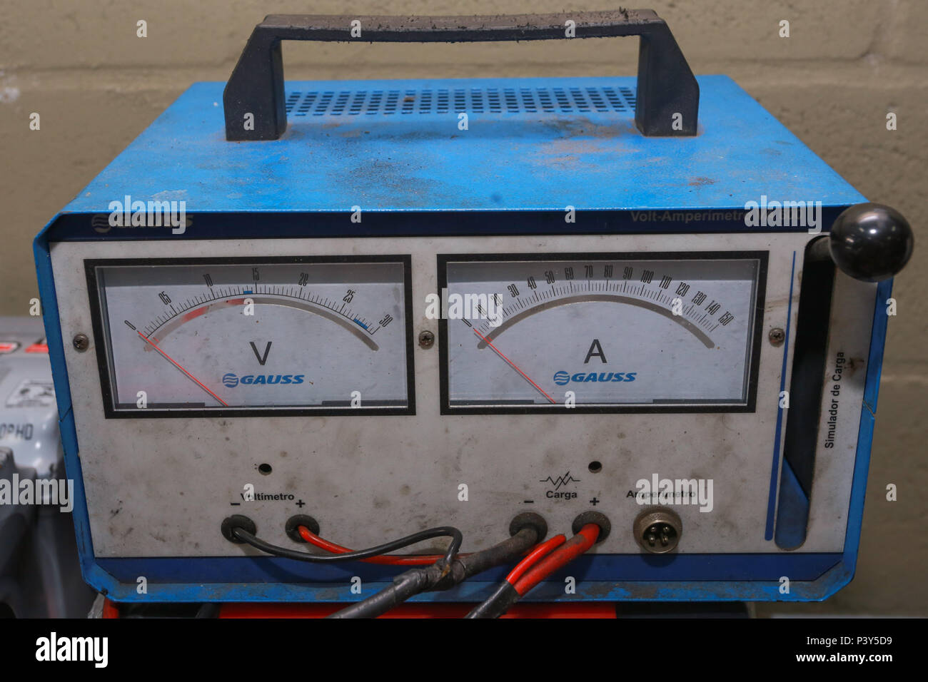 Teste de bateria automotiva com voltímetro e amperímetro analógico Stock  Photo - Alamy