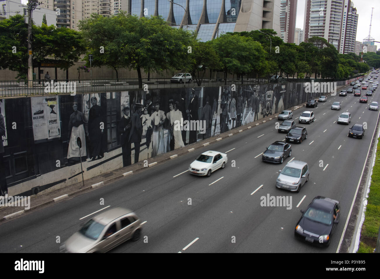 Avenida 23 de Maio no Ibirapuera com diversos grafites. Stock Photo