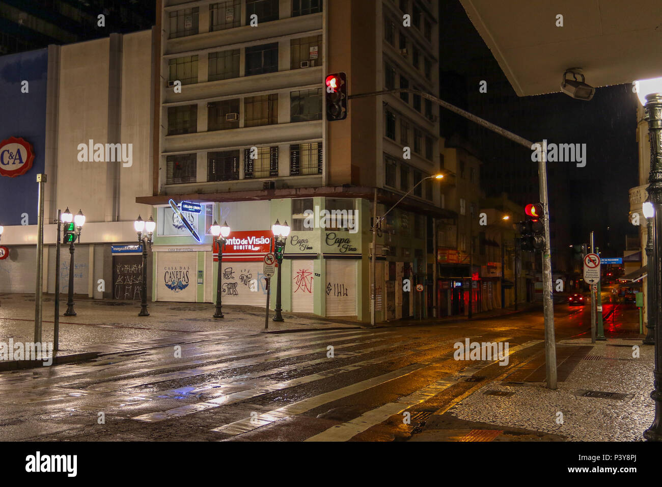 Calçadão da Rua XV de Novembro, no centro de Curitiba, bastante movimentado durante o dia e vazio à noite. Stock Photo