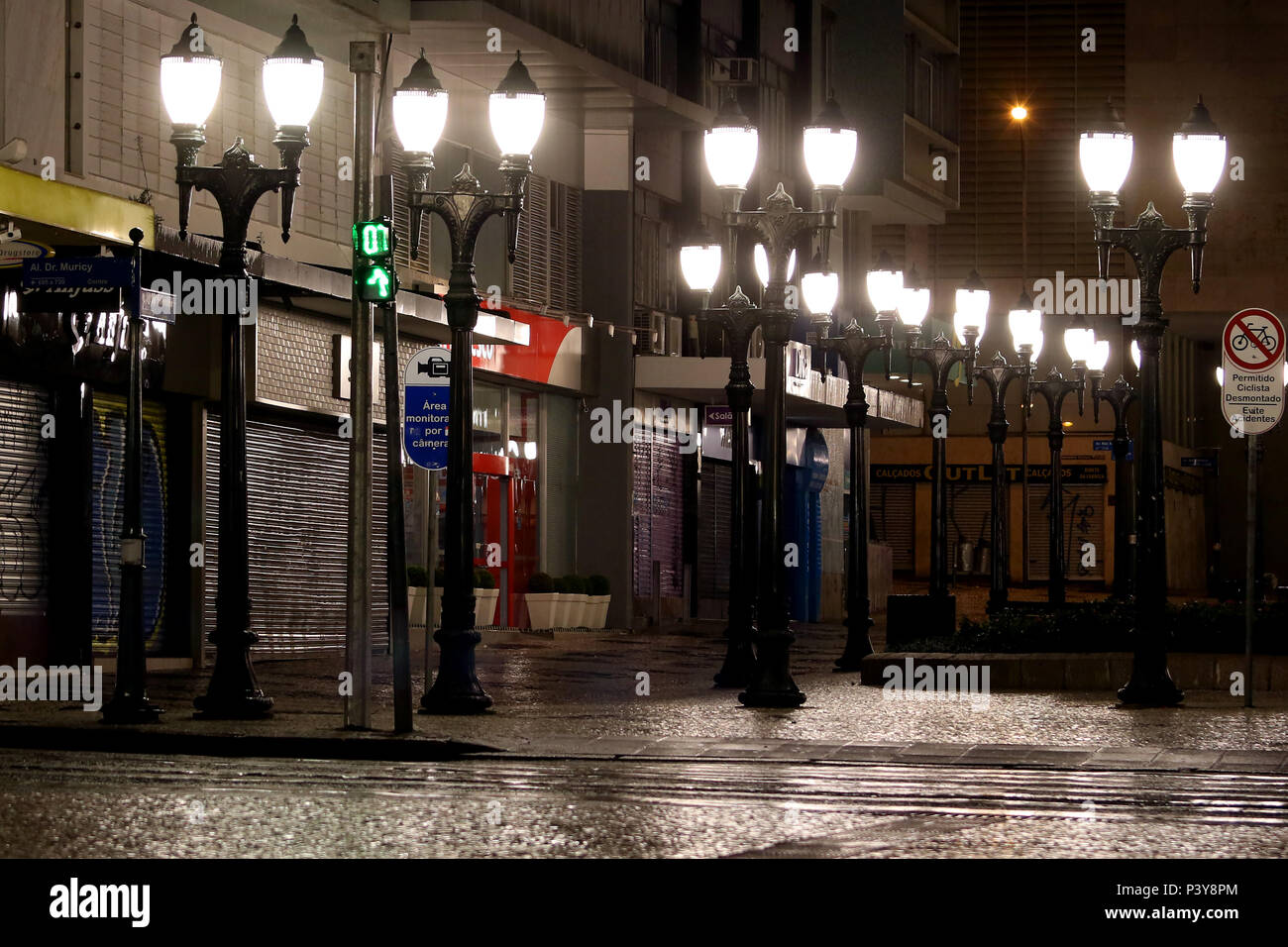 Calçadão da Rua XV de Novembro, no centro de Curitiba, bastante movimentado durante o dia e vazio à noite. Stock Photo