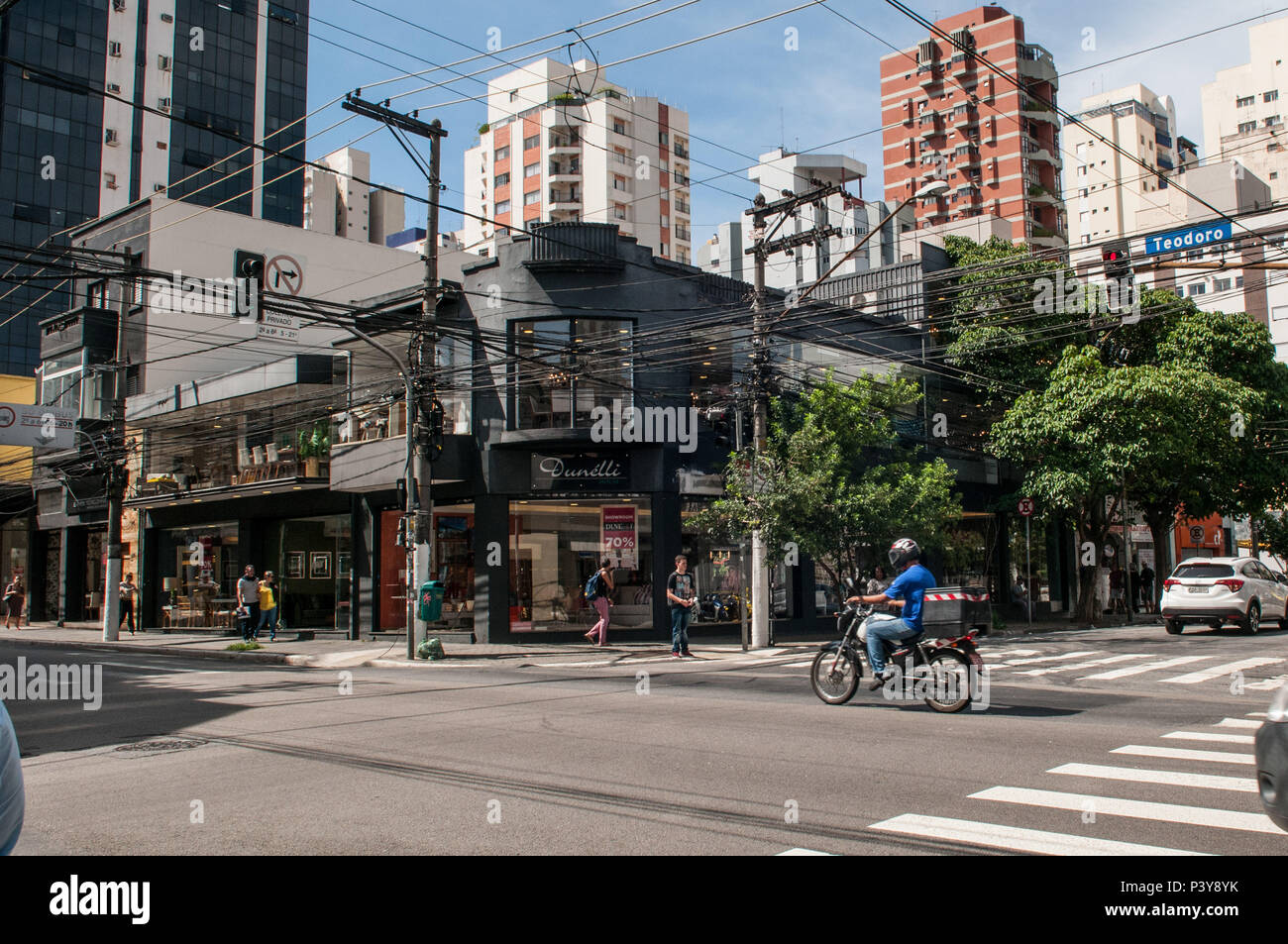 Rua Teodoro Sampaio em São Paulo Stock Photo - Alamy