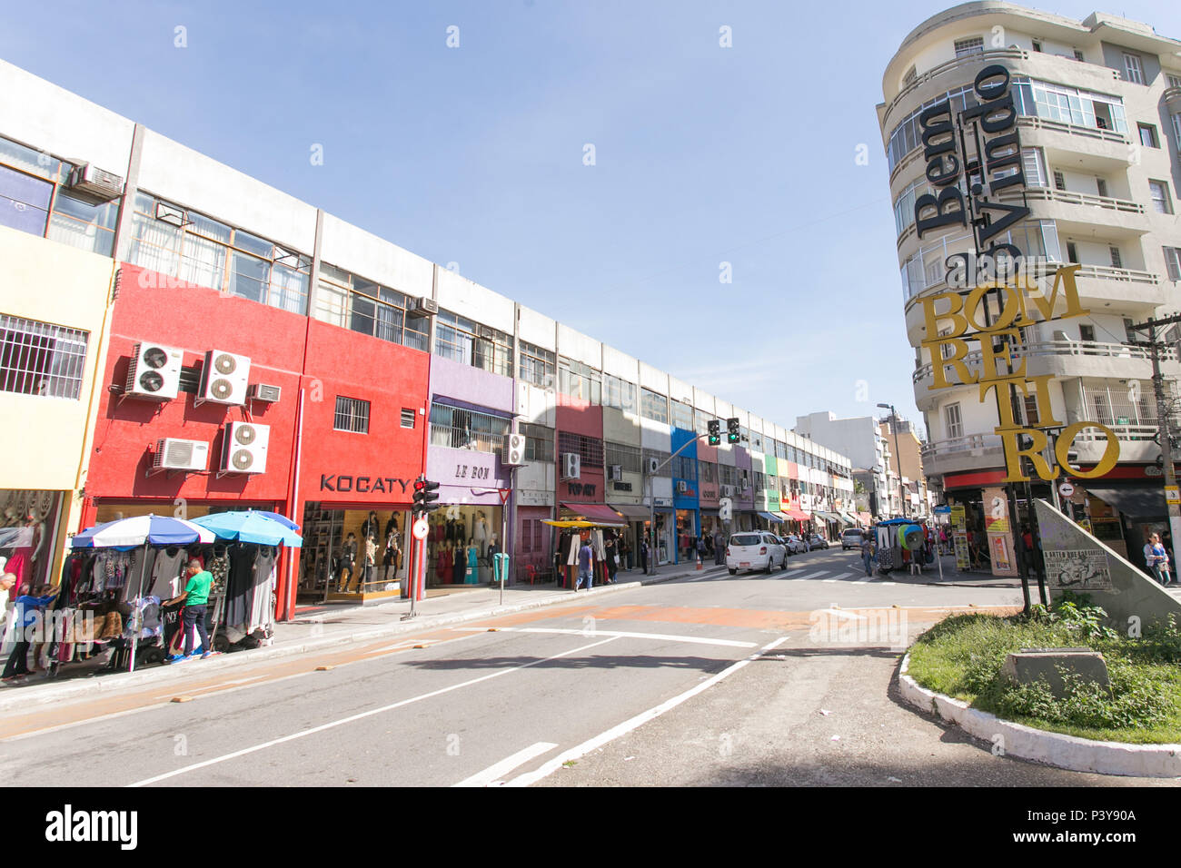 Na foto produzida nesta terça-feira (25), a Rua José Paulino que possui  inúmeras lojas de roupas localizada na região central de São Paulo (SP  Stock Photo - Alamy