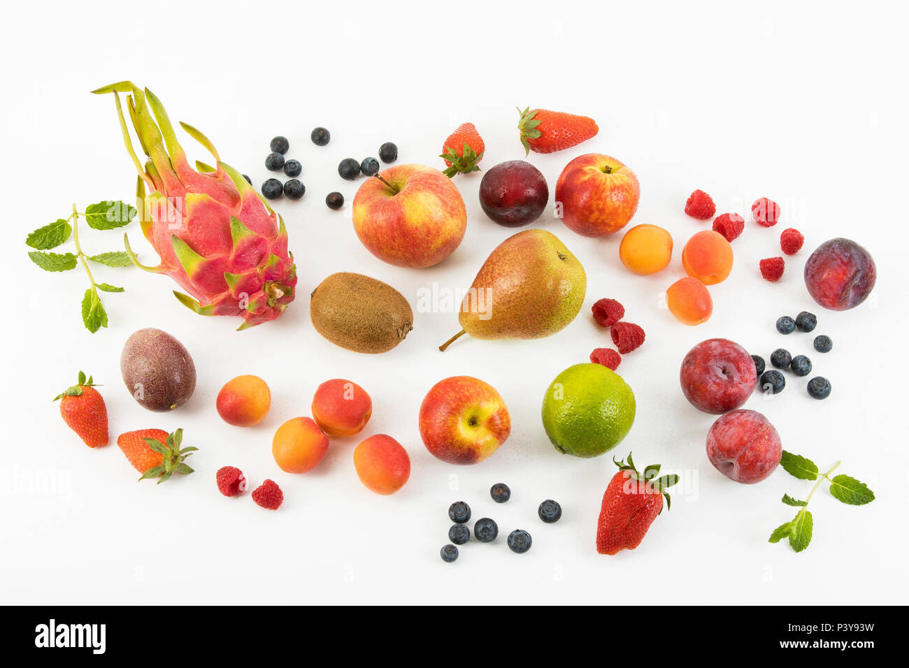 Obst, Früchte-Mix, Erdbeeren, Himbeeren, Blaubeeren, Äpfel, Birnen, Limette, Kiwi, Pflaumen, Aprikosen, Drachenfrucht und Minze Stock Photo