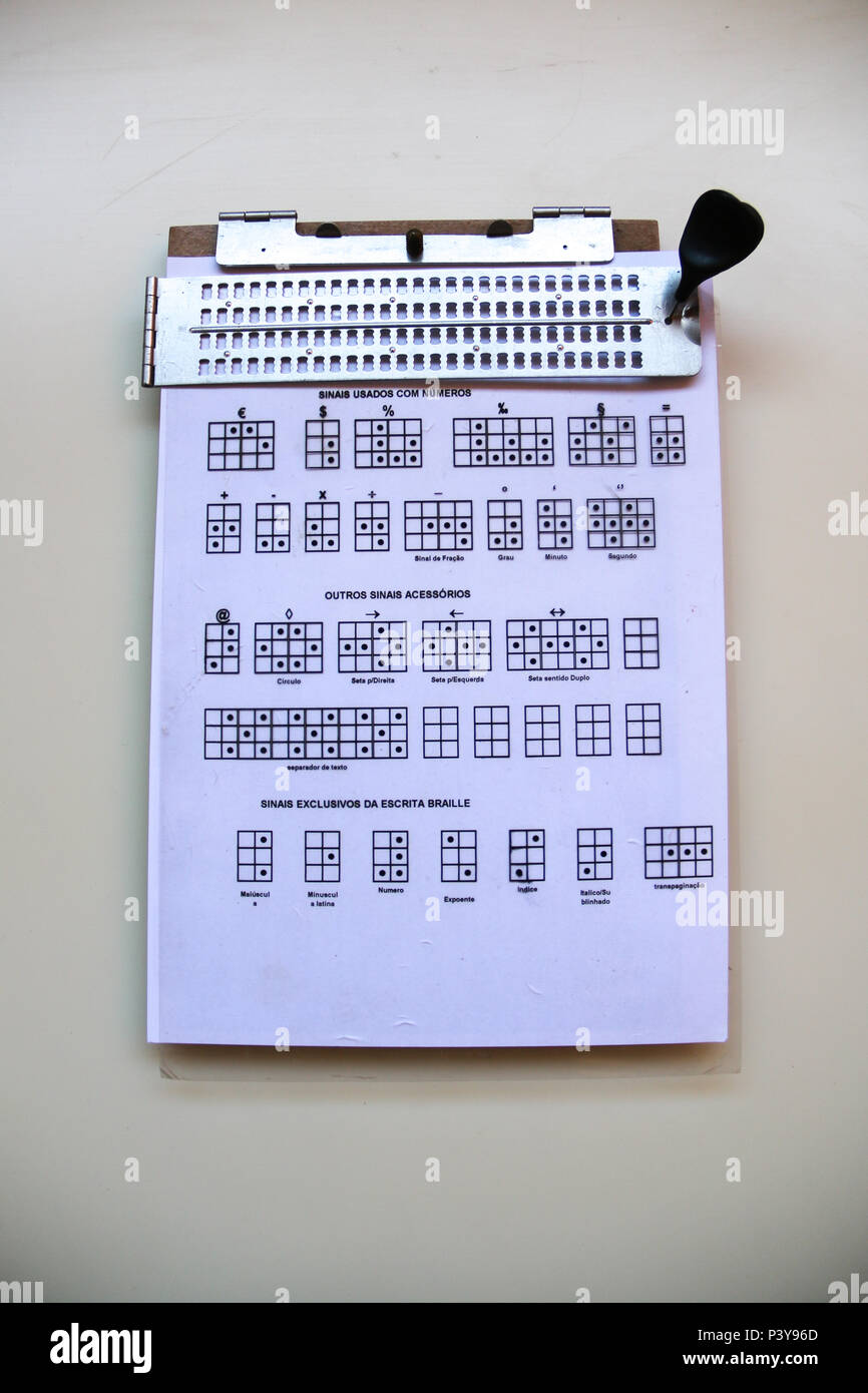 Reglete e punção que servem para fazer os símbolos de letras e números para braille. Stock Photo