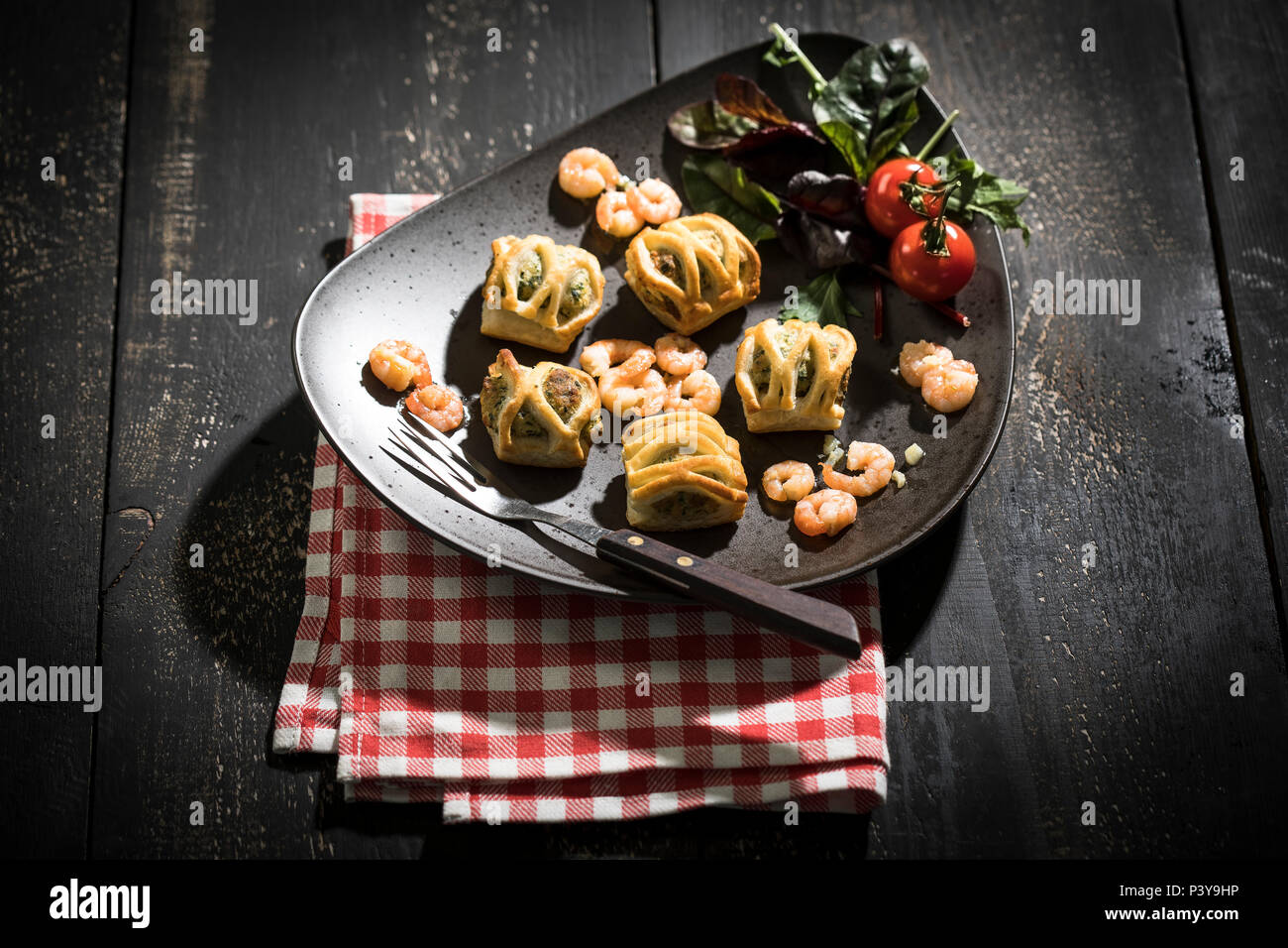 Blätterteigtaschen gefüllt mit Lachs &amp; Spinat, Garnelen und Frischkäse ...