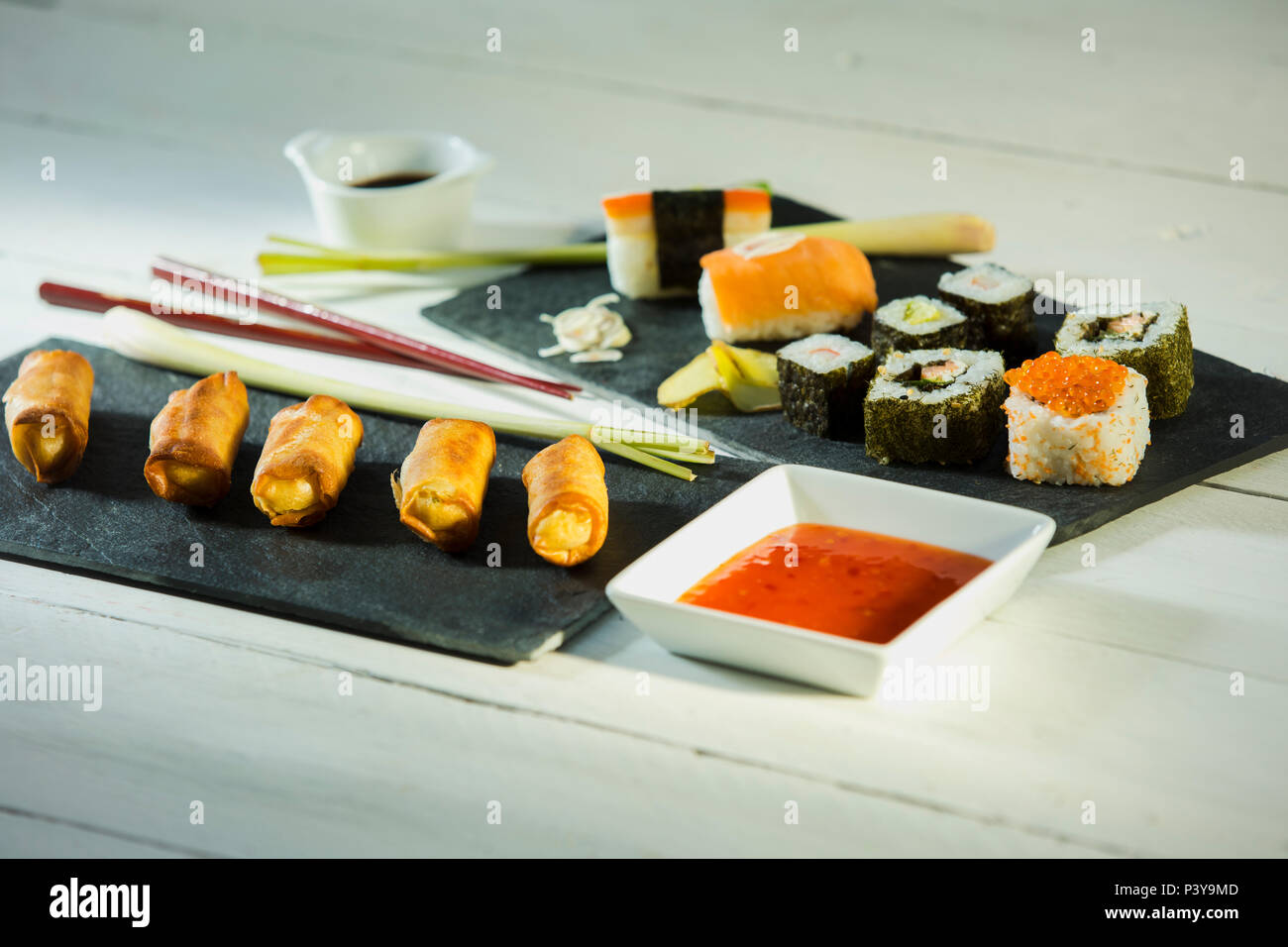 Frühlingsrollen und Sushi Stock Photo