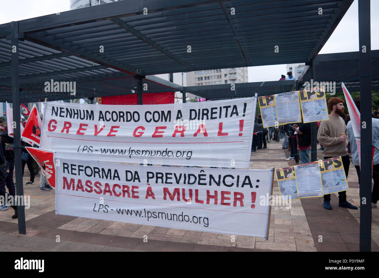 Manifestantes, sindicatos e movimentos sociais se reunem no ato unificado da Greve Geral, no Largo de Pinheiros, em São Paulo, SP. Manifestantes protestam contra as Reformas trabalhista e previdenciária. Stock Photo
