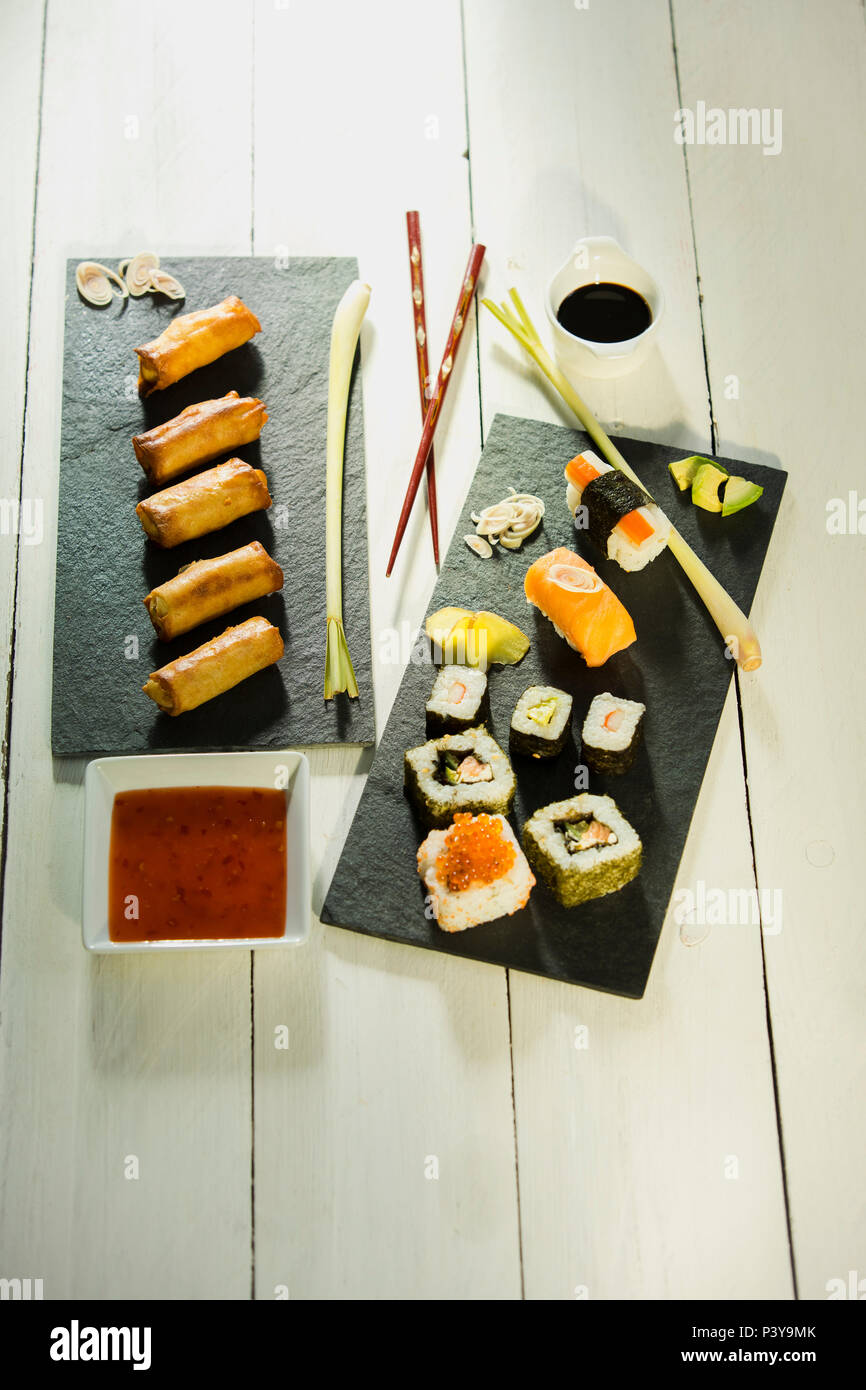 Frühlingsrollen und Sushi Stock Photo