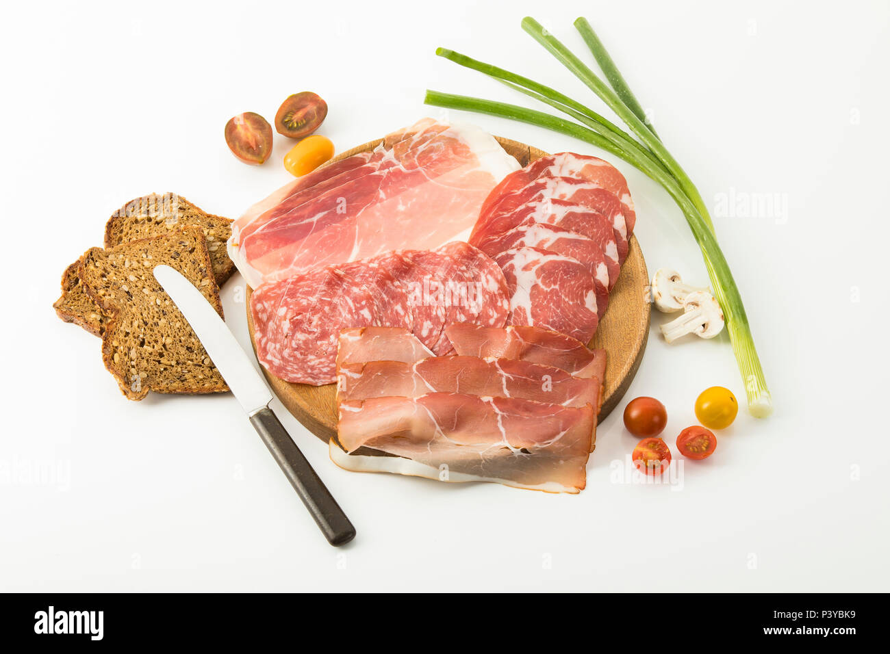 Brettljause, Salami, Schinken, Speck, Tomaten, Lauch, Champignons Stock Photo