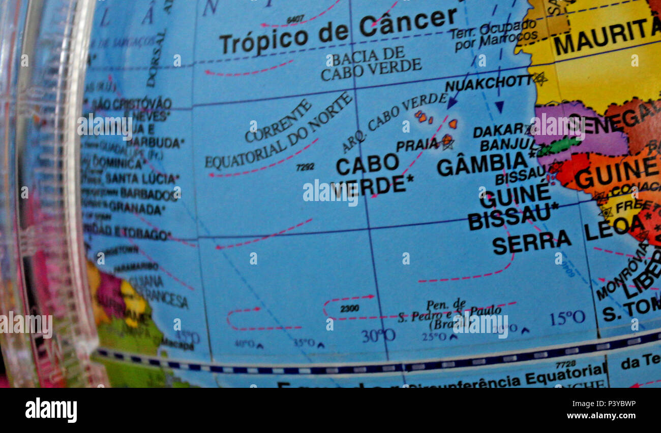 Globo Terrestre Com Os Nomos Dos Paises Em Portugues Stock Photo Alamy