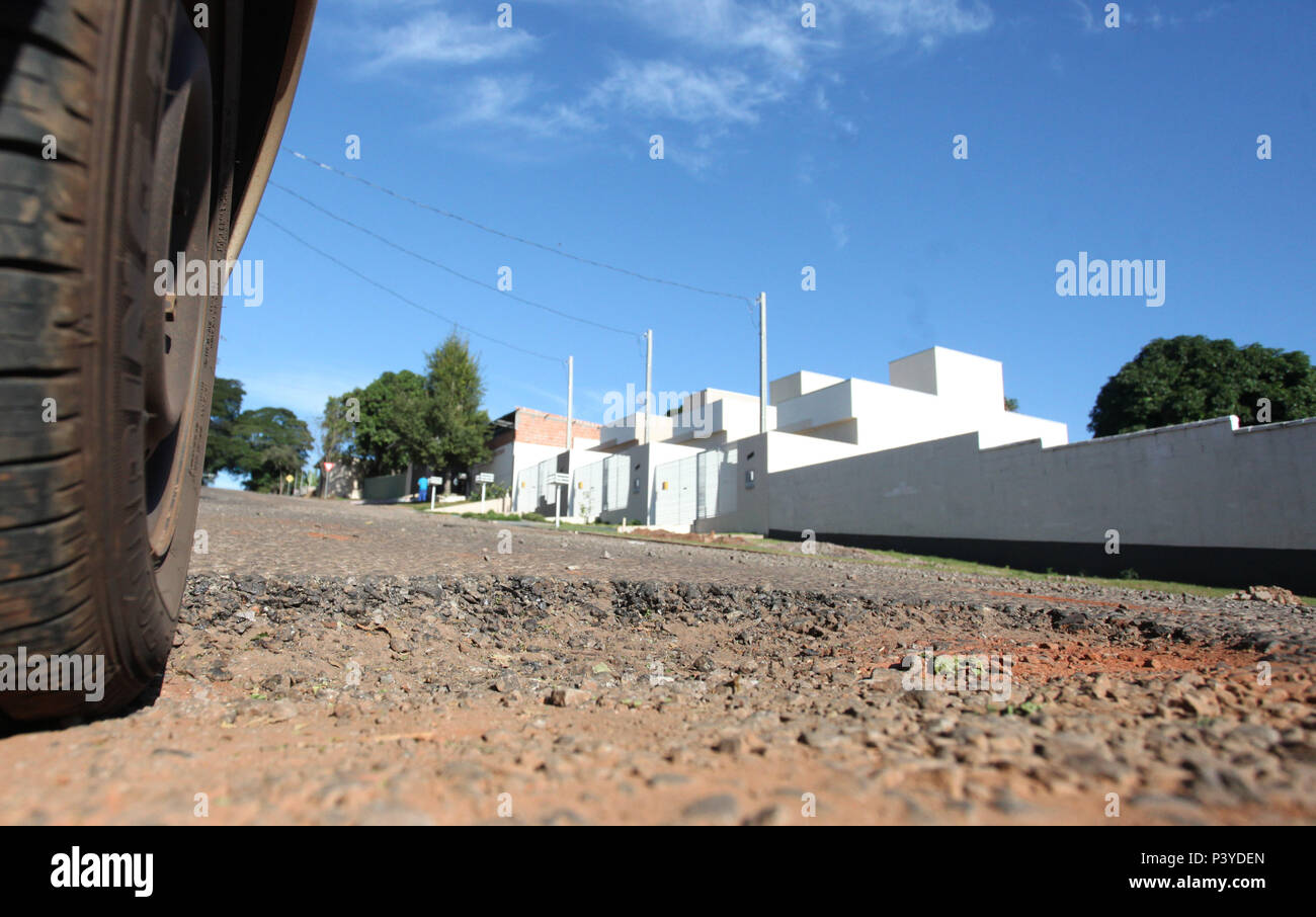 Rua Panambi, na área central de Campo Mourão, no Centro-Oeste do Paraná, com buracos no asfalto. Stock Photo