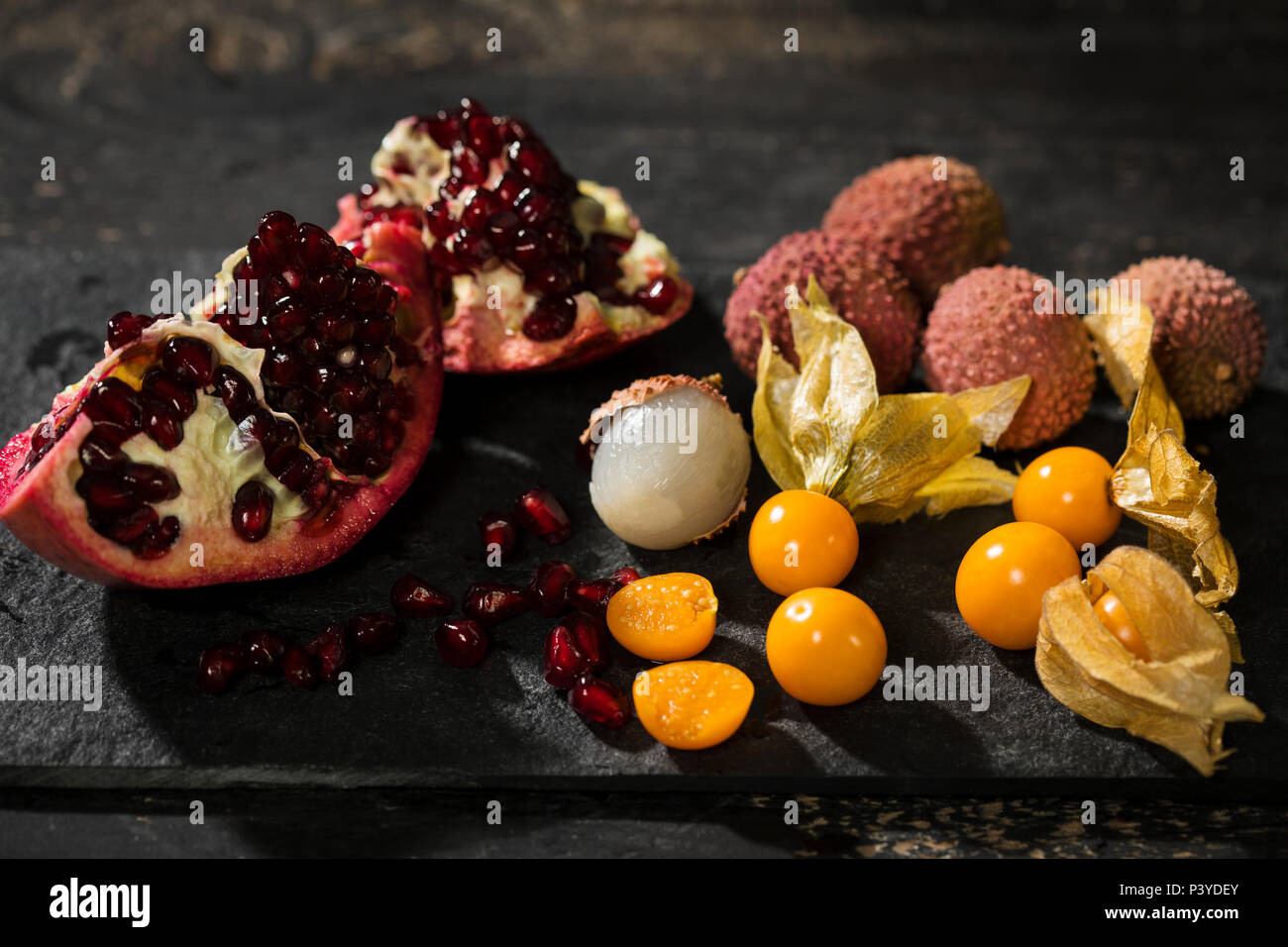 Früchte-Mix, Granatapfel, Litschi, Physalis Stock Photo