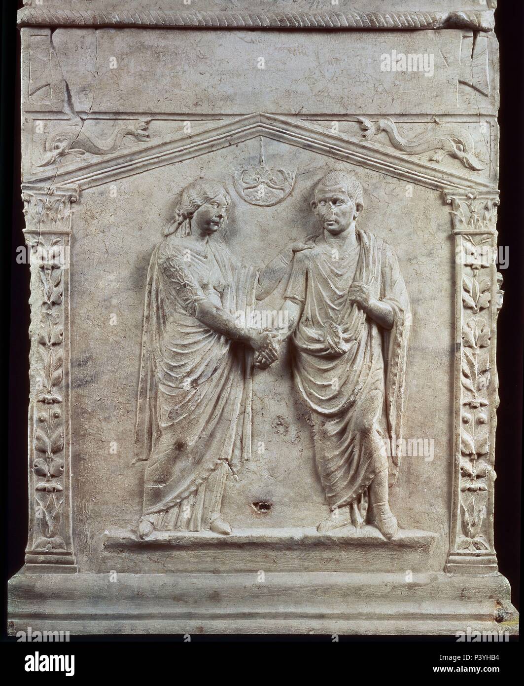 ARA FUNERARIA CON ESCENA DE DEXTRARUM IUNCTIO CEREMONIA NUPCIAL