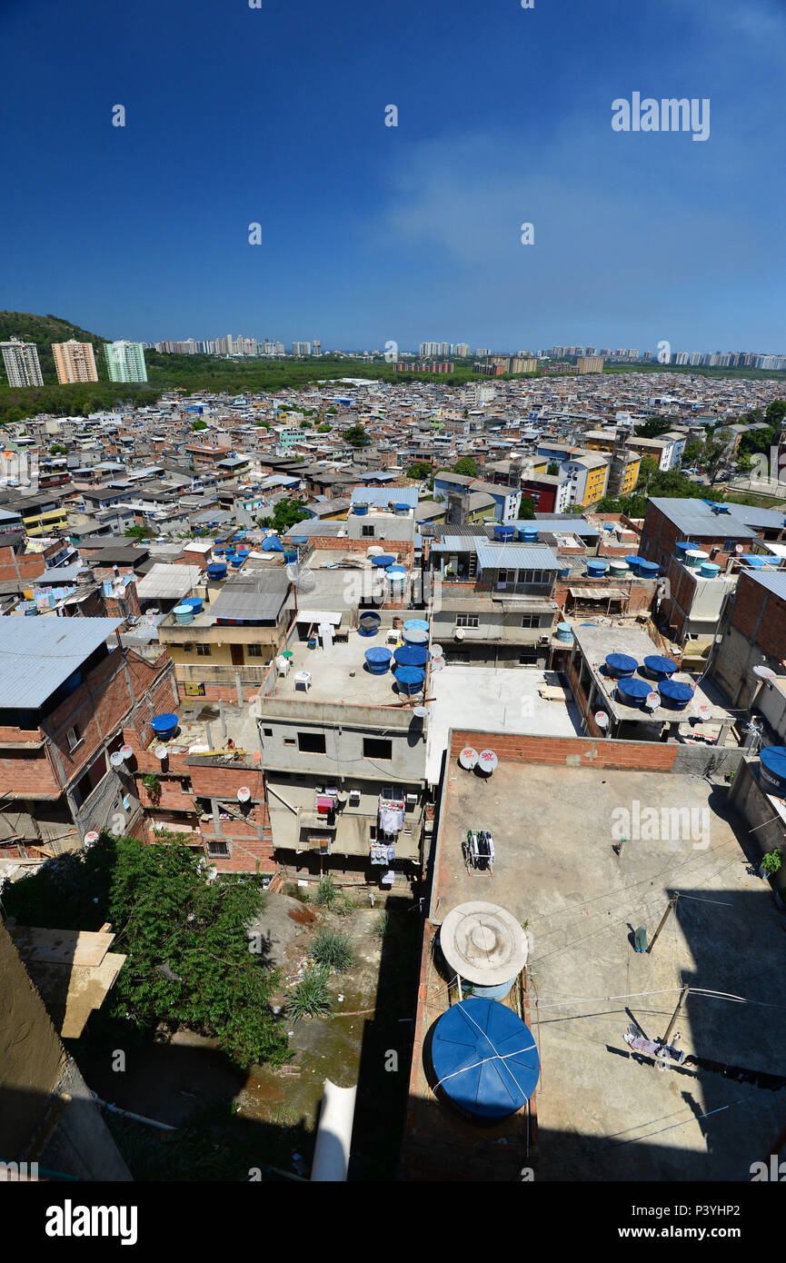 Favela de Rio das Pedras na zona oeste do Rio , comunidesofre com problemas sérios de saneamento básico com esgoto a céu aberto e  ligações clandestinas de energia . Stock Photo