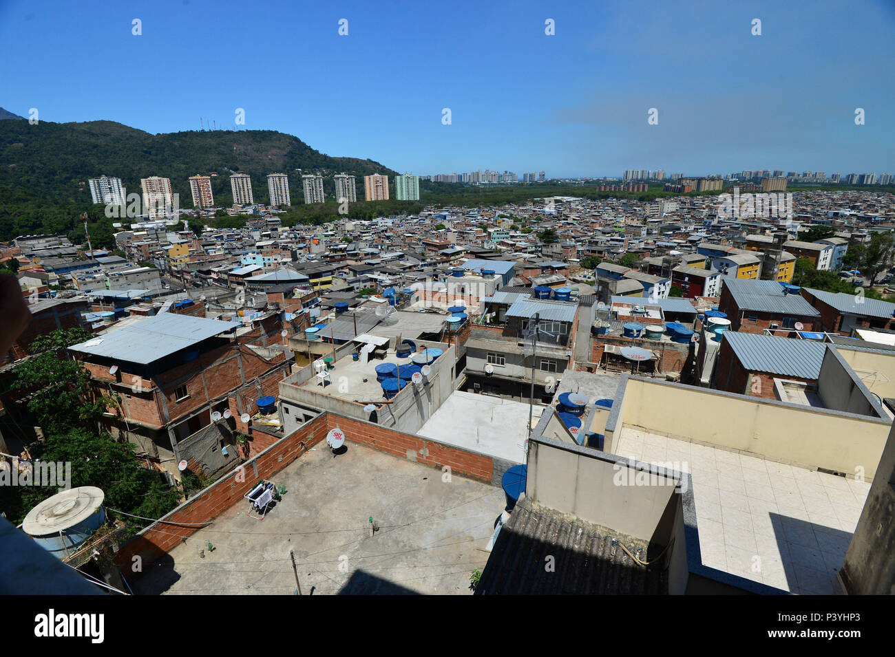 Favela de Rio das Pedras na zona oeste do Rio , comunidesofre com problemas sérios de saneamento básico com esgoto a céu aberto e  ligações clandestinas de energia . Stock Photo