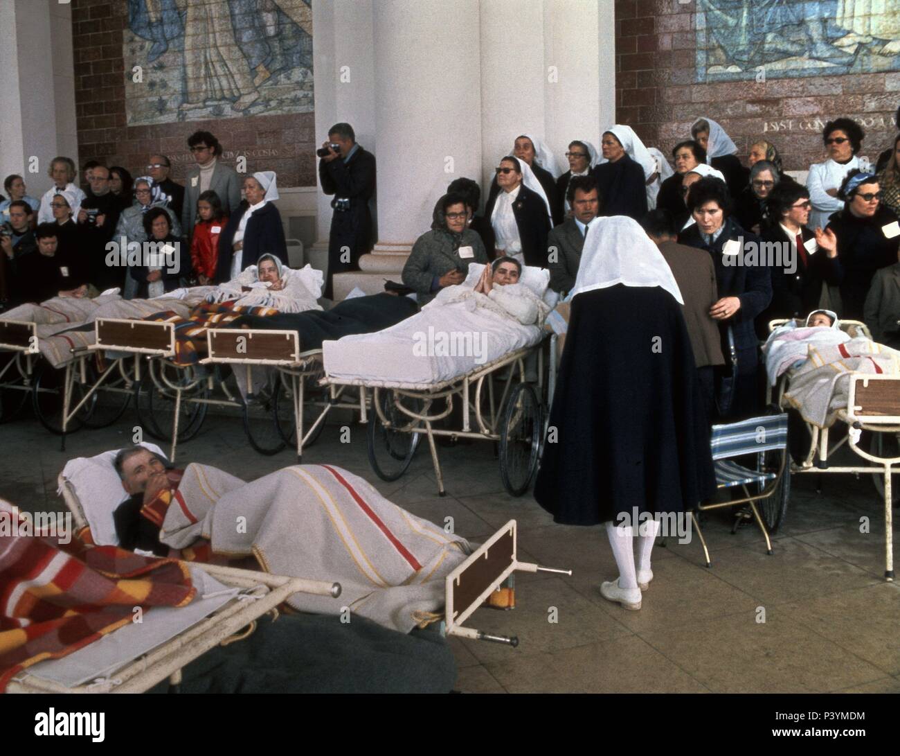 PEREGRINOS ENFERMOS. Location: SANTUARIO, LOURDES, FRANCE. Stock Photo