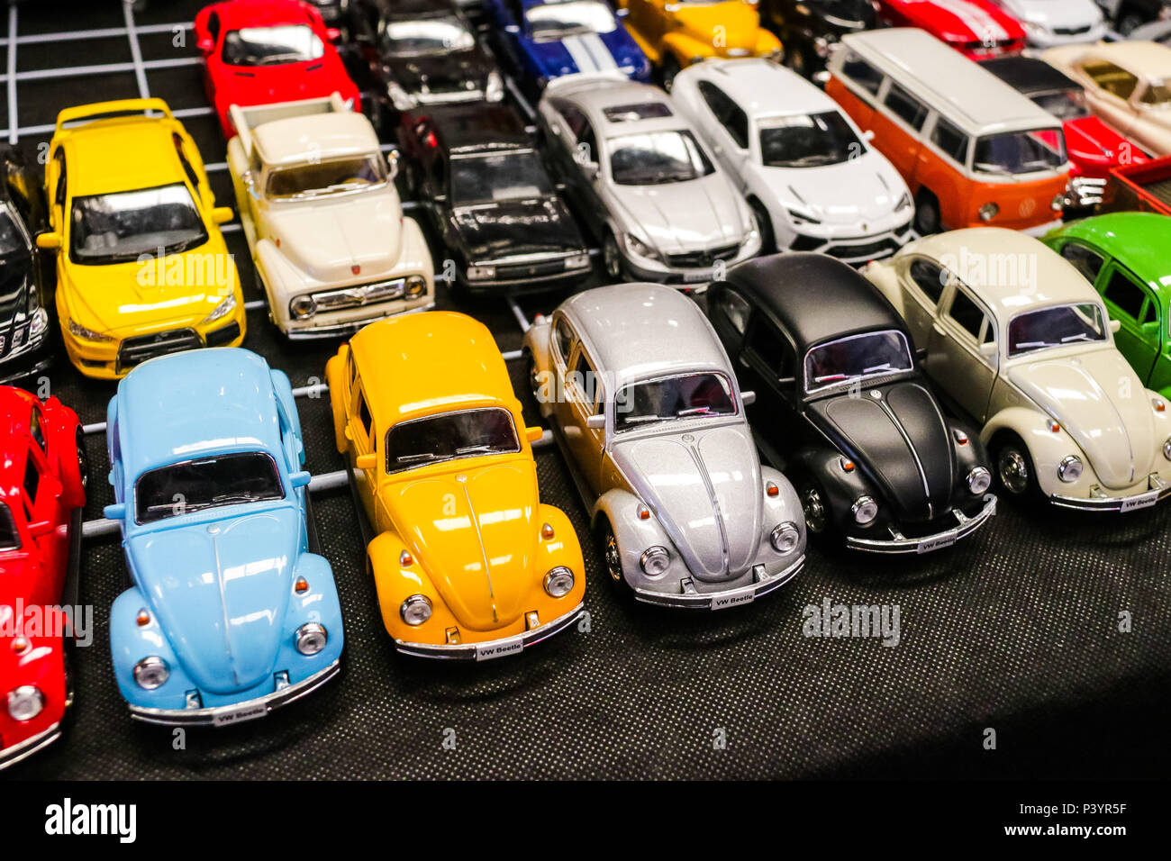 Carrinhos em miniatura para coleção. Na foto Fusca em destaque Stock ...